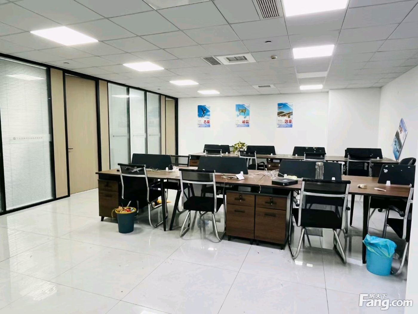 南部商务区215平带家具 前台+3隔间
