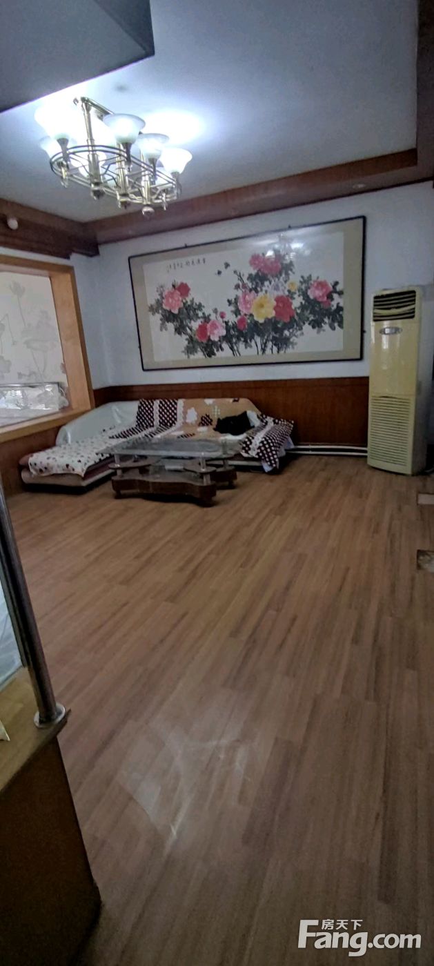 芙蓉增福堂多层四楼三室一厅。