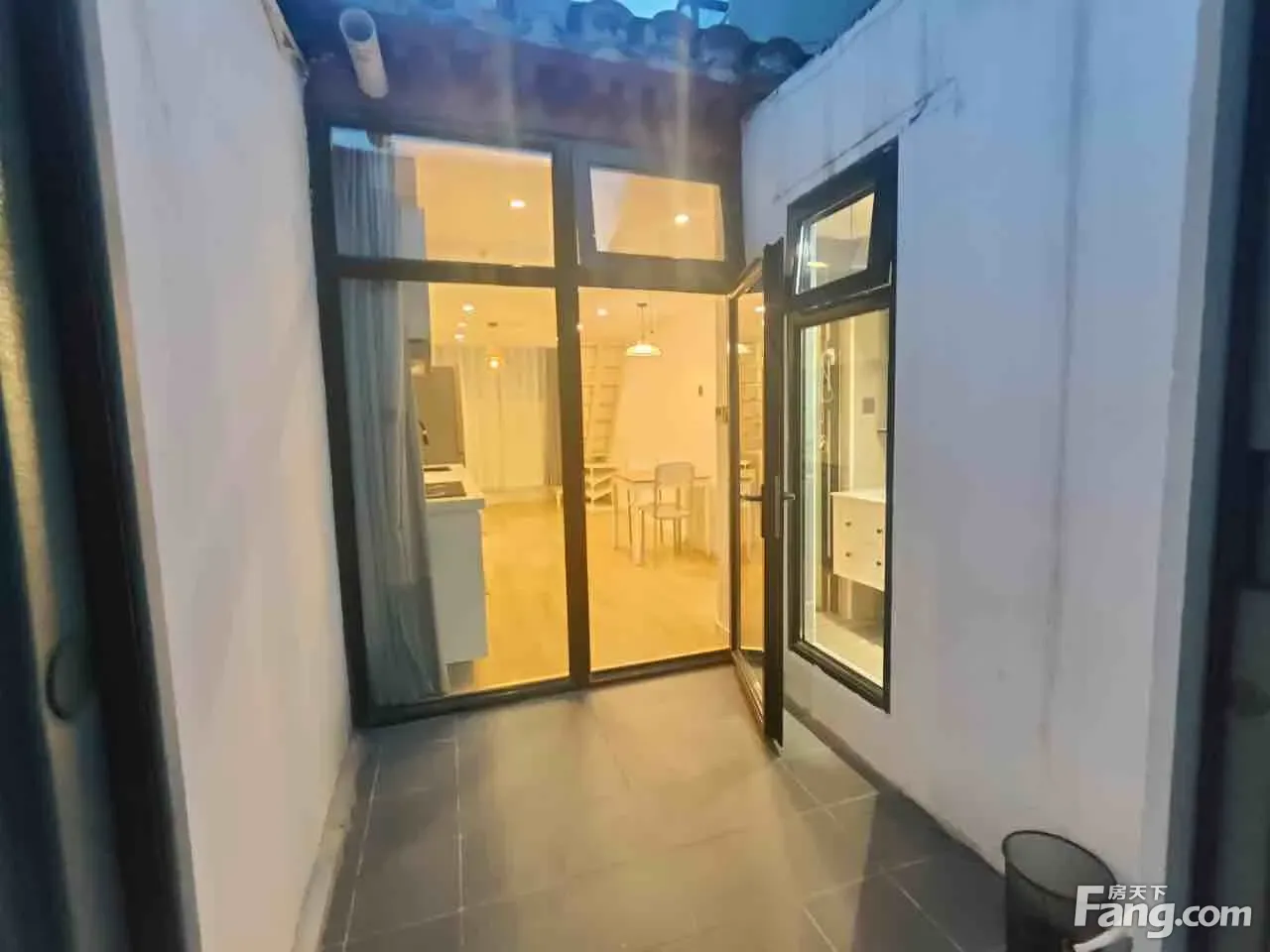 北新桥 门楼胡同 精装复式一居室 很高 全屋地暖 带庭院