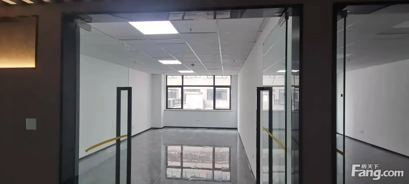 东部新城新府银座60平,精装朝南,独立空调,可定制隔间