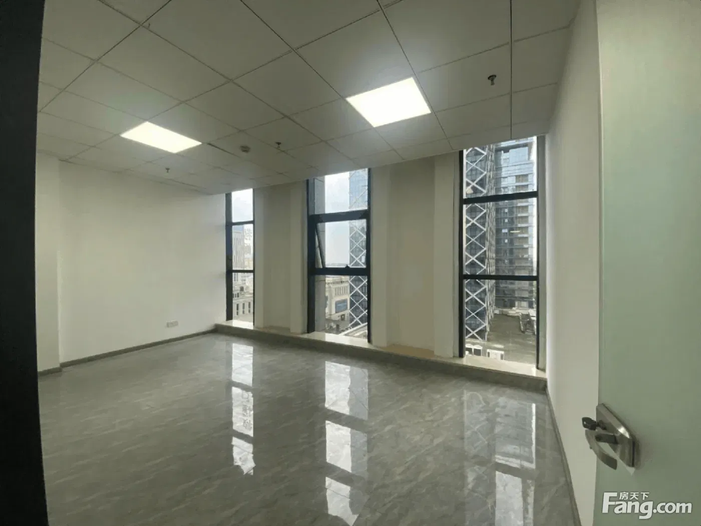 全新装修 双面采光 汇鼎大厦205 平 两隔间 带部分家具