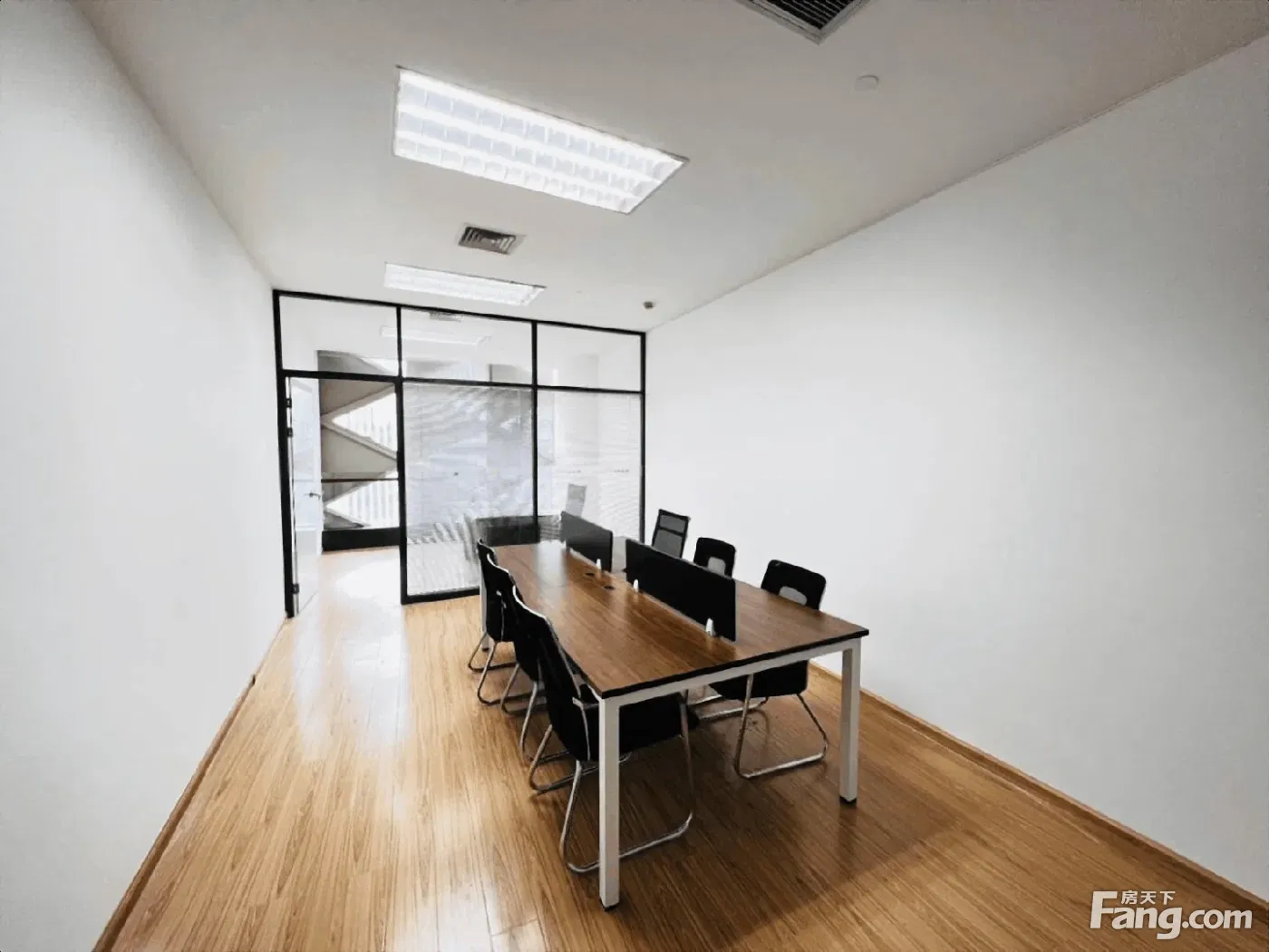 南洋大厦 60平 电梯口 一隔间 全套办公家具 2300