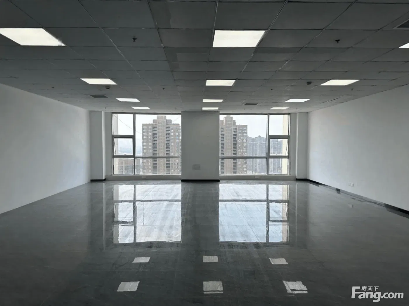 鄞州区万里旁华尔特集团高楼层电梯口164平精装朝南