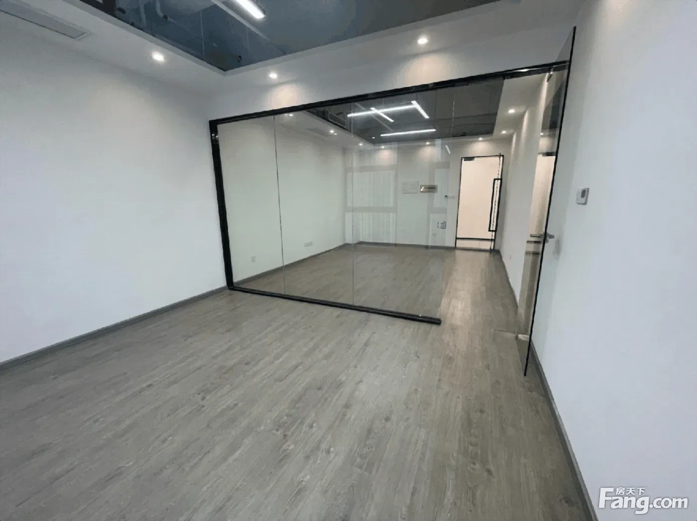 东部新城东轩大厦72.5平写字楼朝南,一个隔间,1.6含税