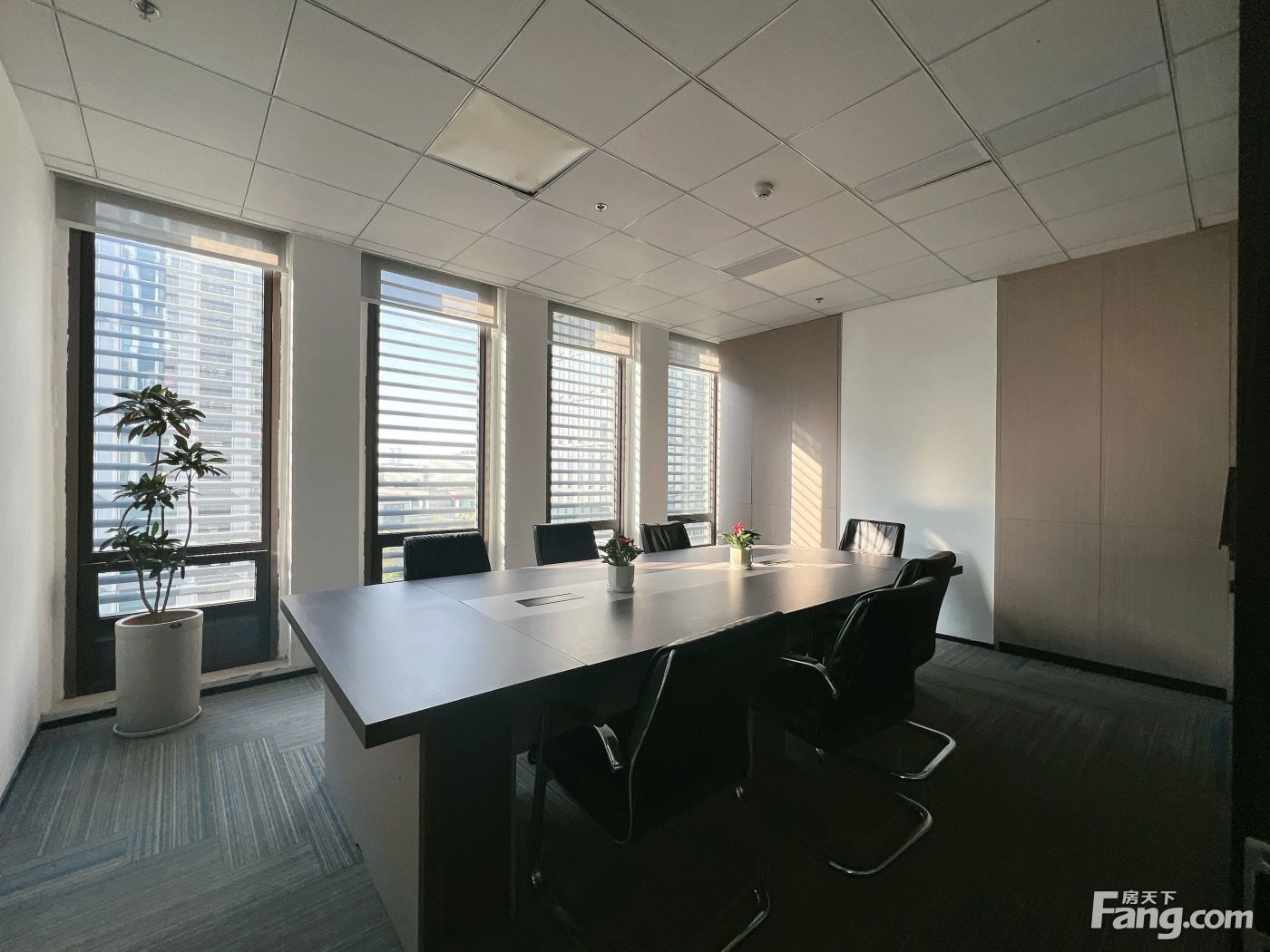 云汇中心218平东南采光装修豪华交通便利随时入驻办公