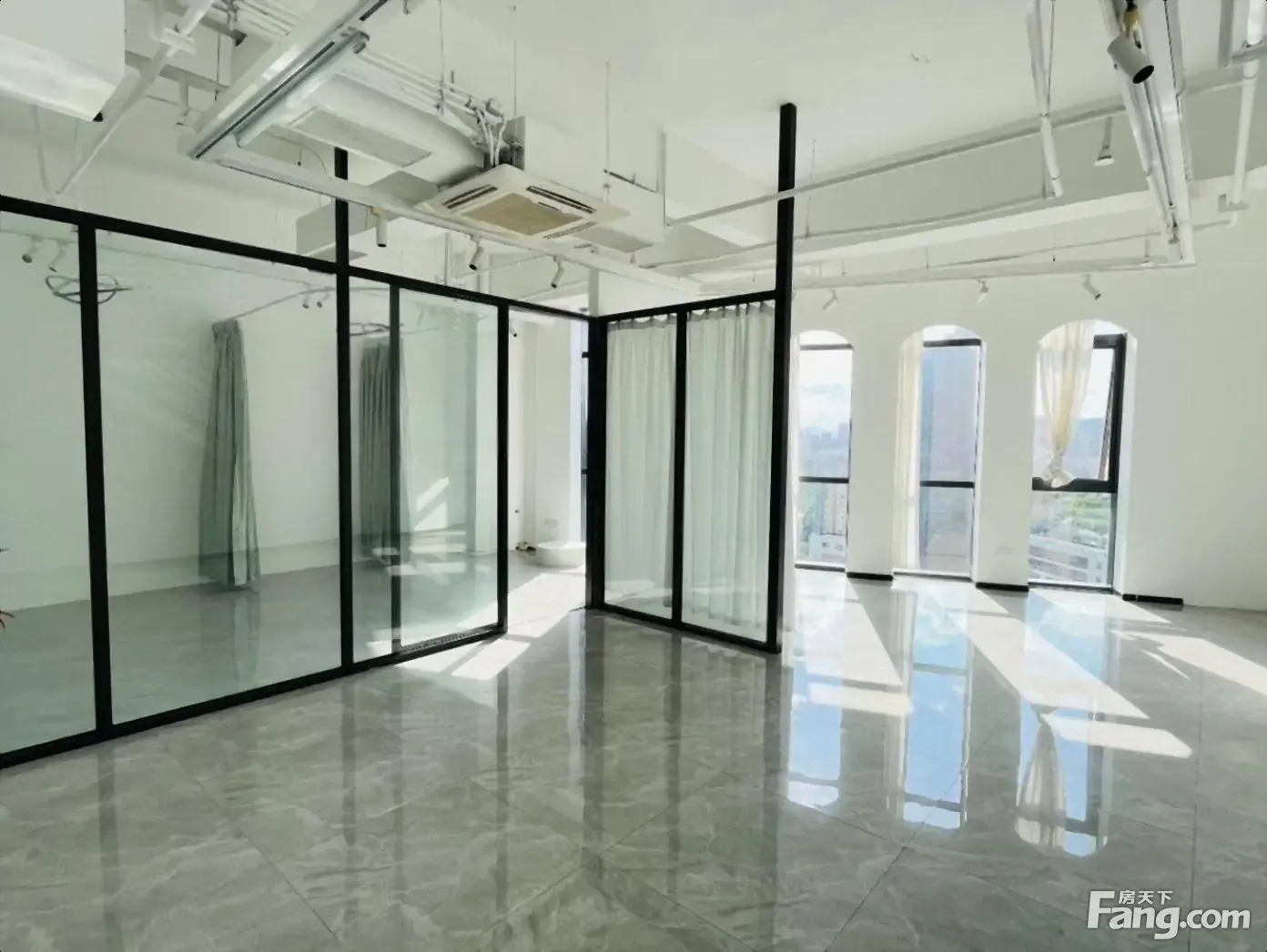 (工业风格)印象城115平带隔间适合婚纱摄影展厅等多类型企业