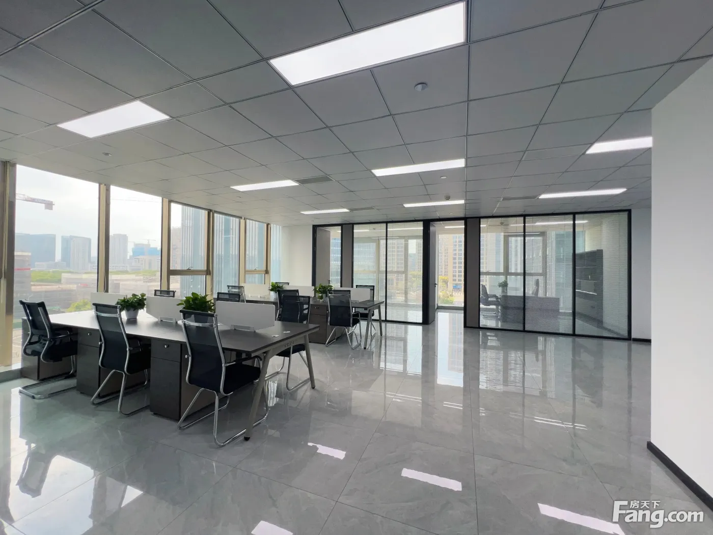 凌云大厦245平双面采光带家具 欢迎各类企业入驻