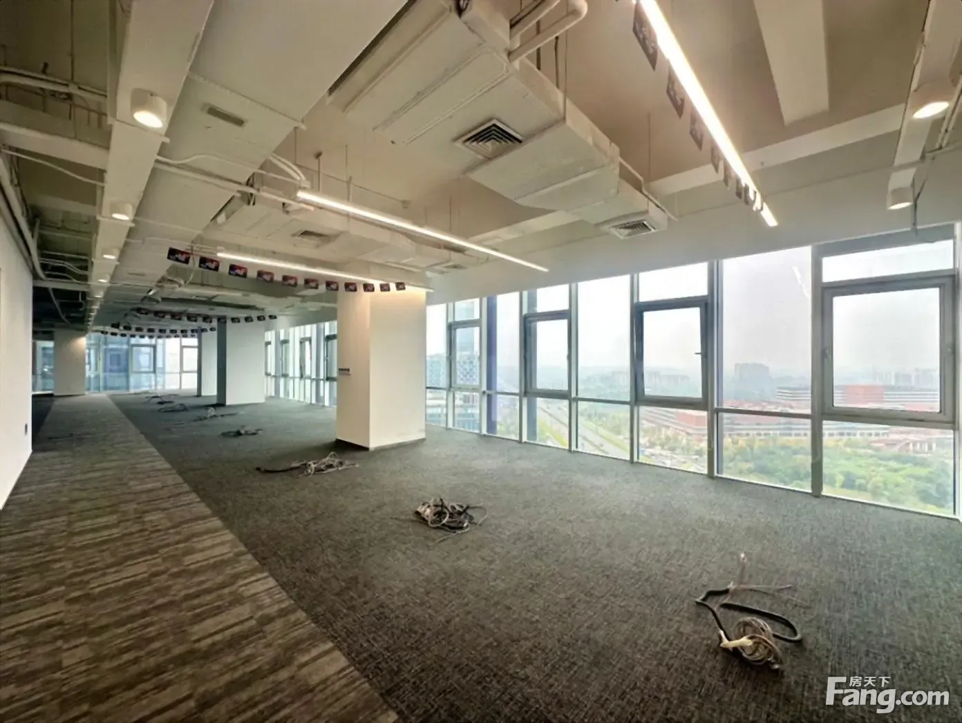 天府新区兴隆湖畔整层看湖精装带空调丨业主直租停车展厅