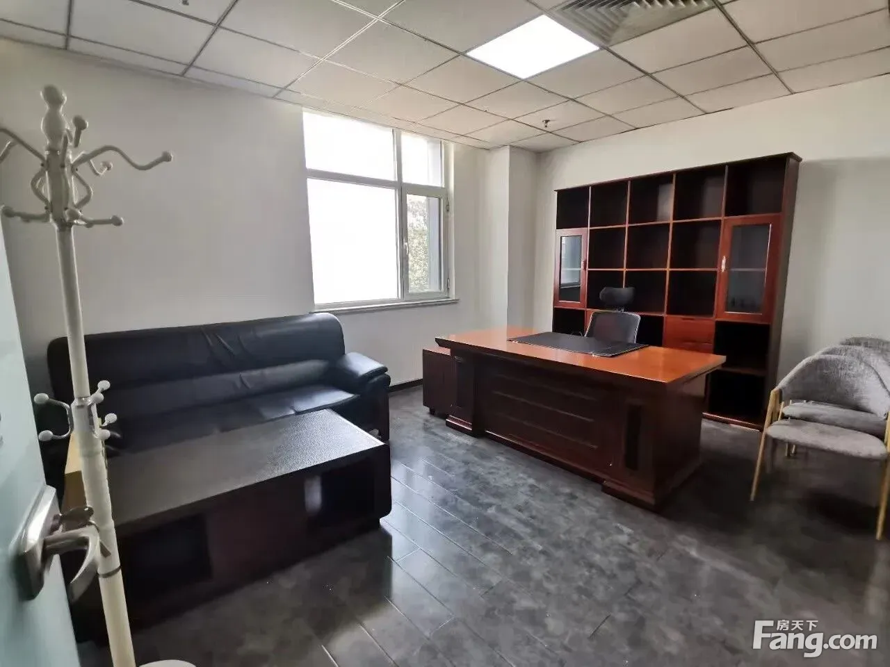 广渠路沿线 班车接地铁广通产业园104平精装遗留带家具出租