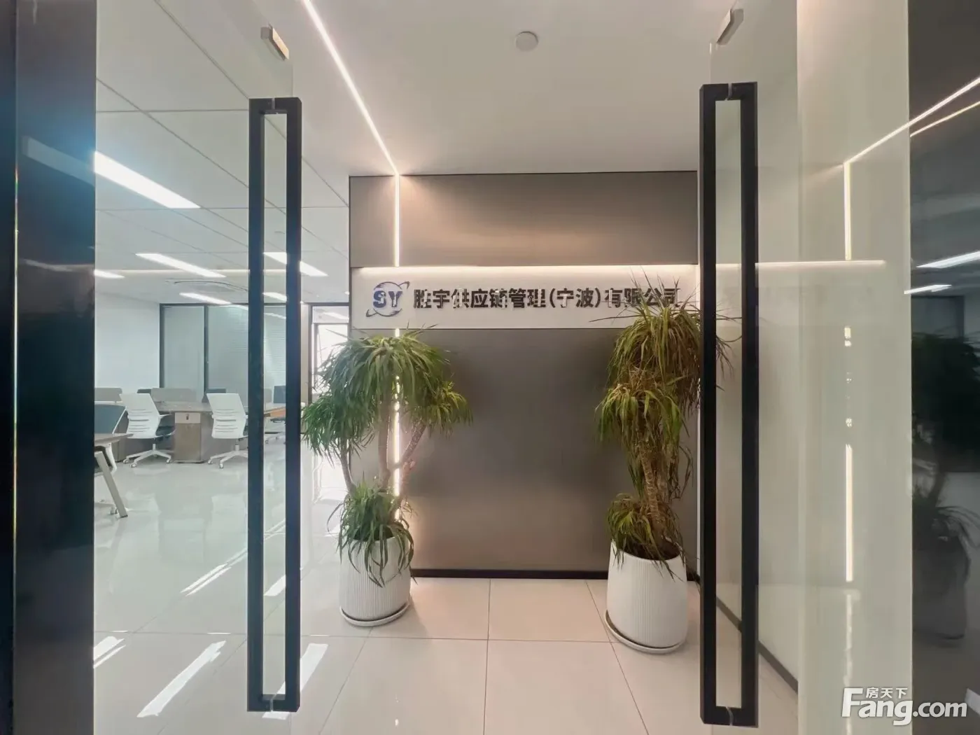 (免中介费)地铁口和荣大厦145平带全套办公家具,高楼层