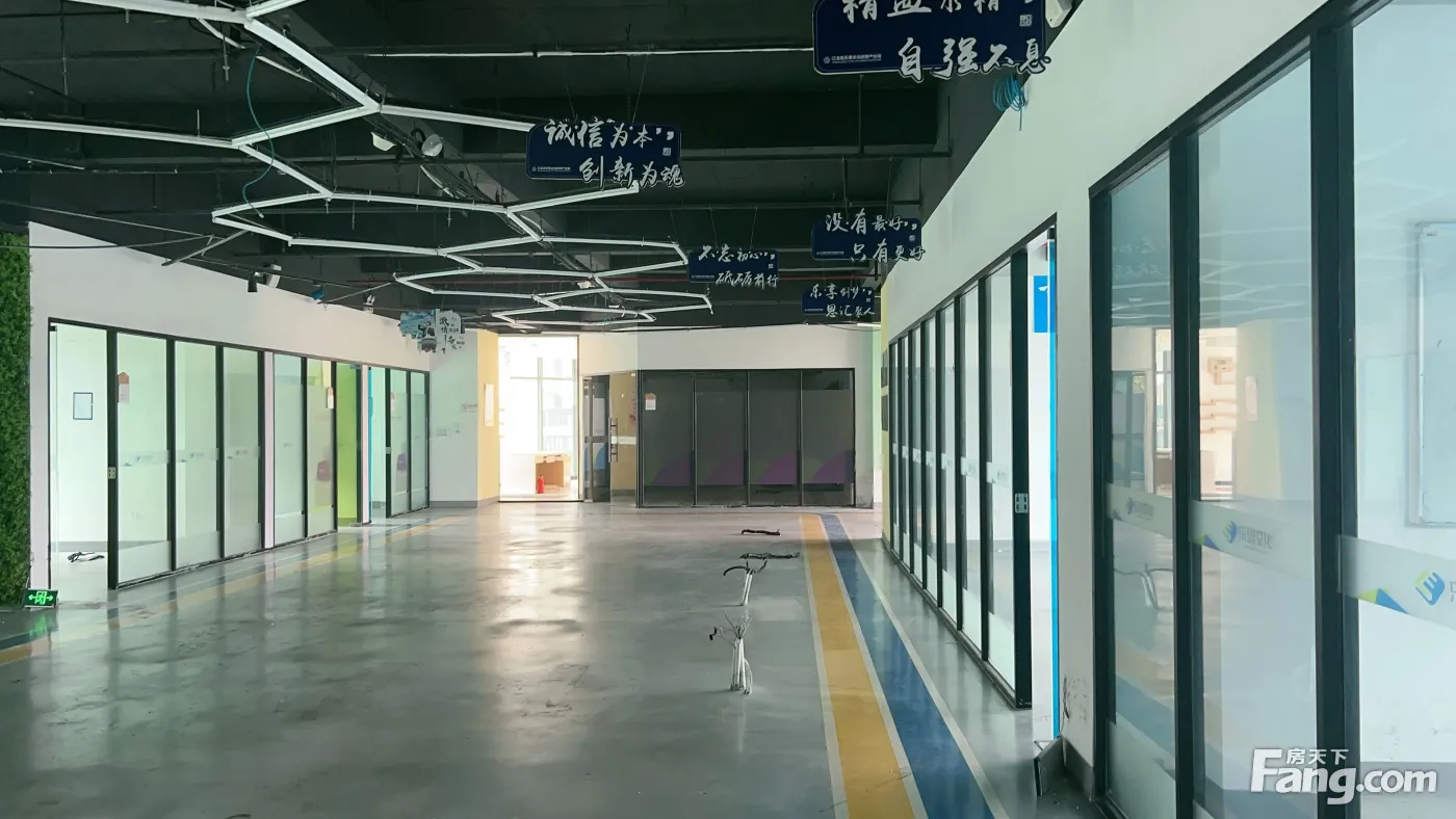 日湖公园风景正地铁口1100平带超大露台适合休闲会所创意办公