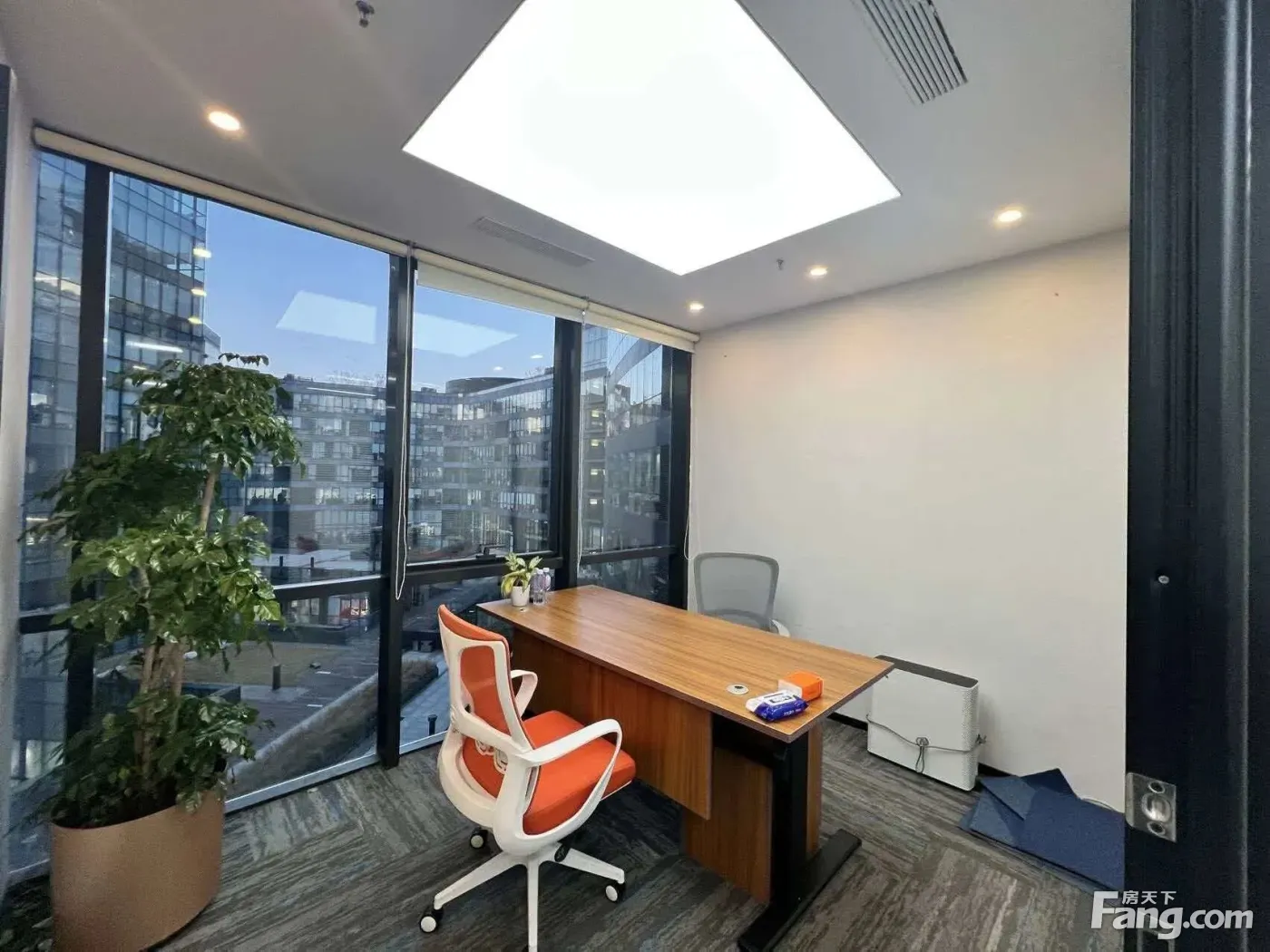 朝外SOHO|120㎡精装带家具|2隔间+8工位|拎包入驻