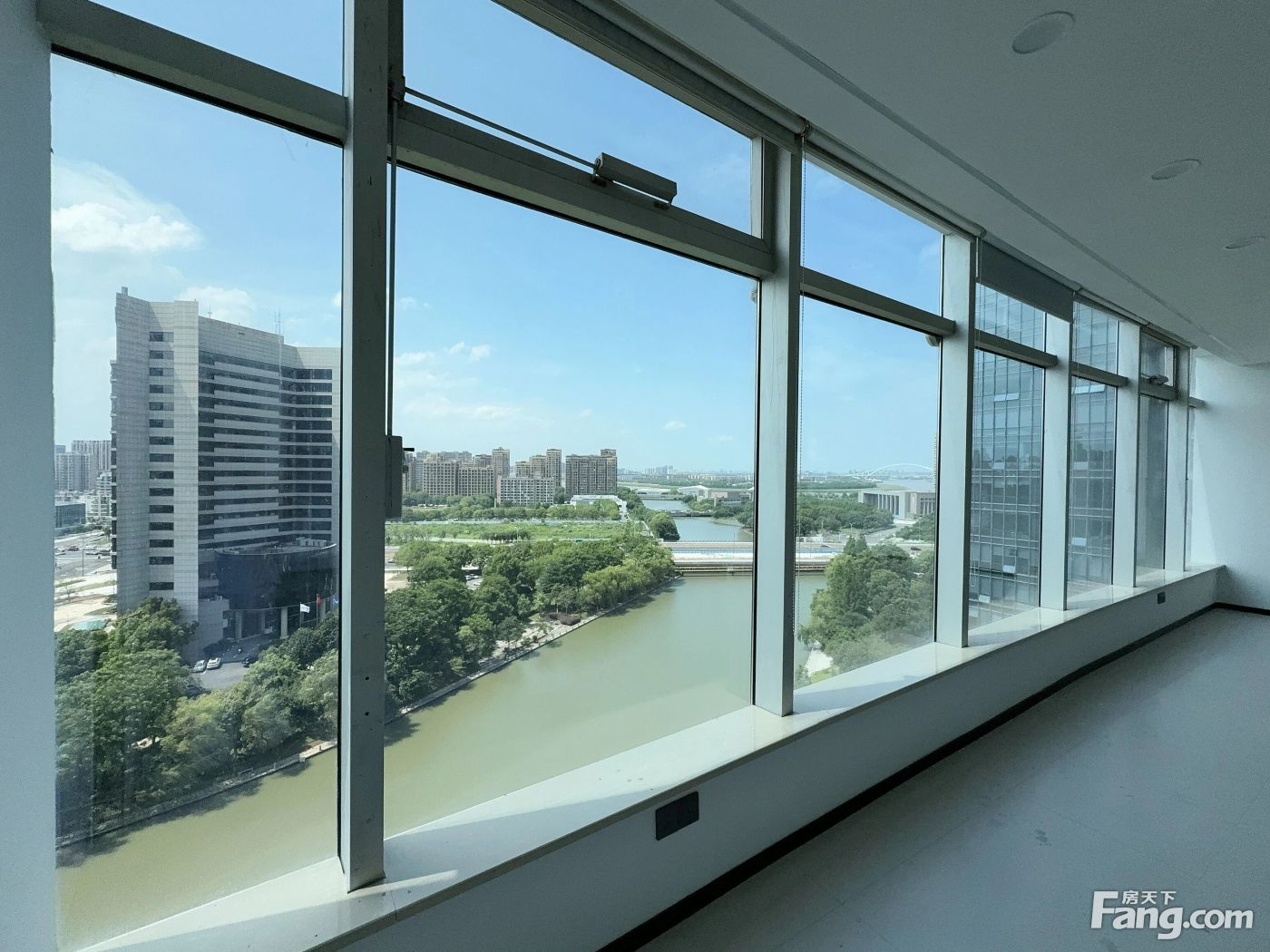 微软大厦豪华江景办公房350平 电梯口超大电子门 离地铁近