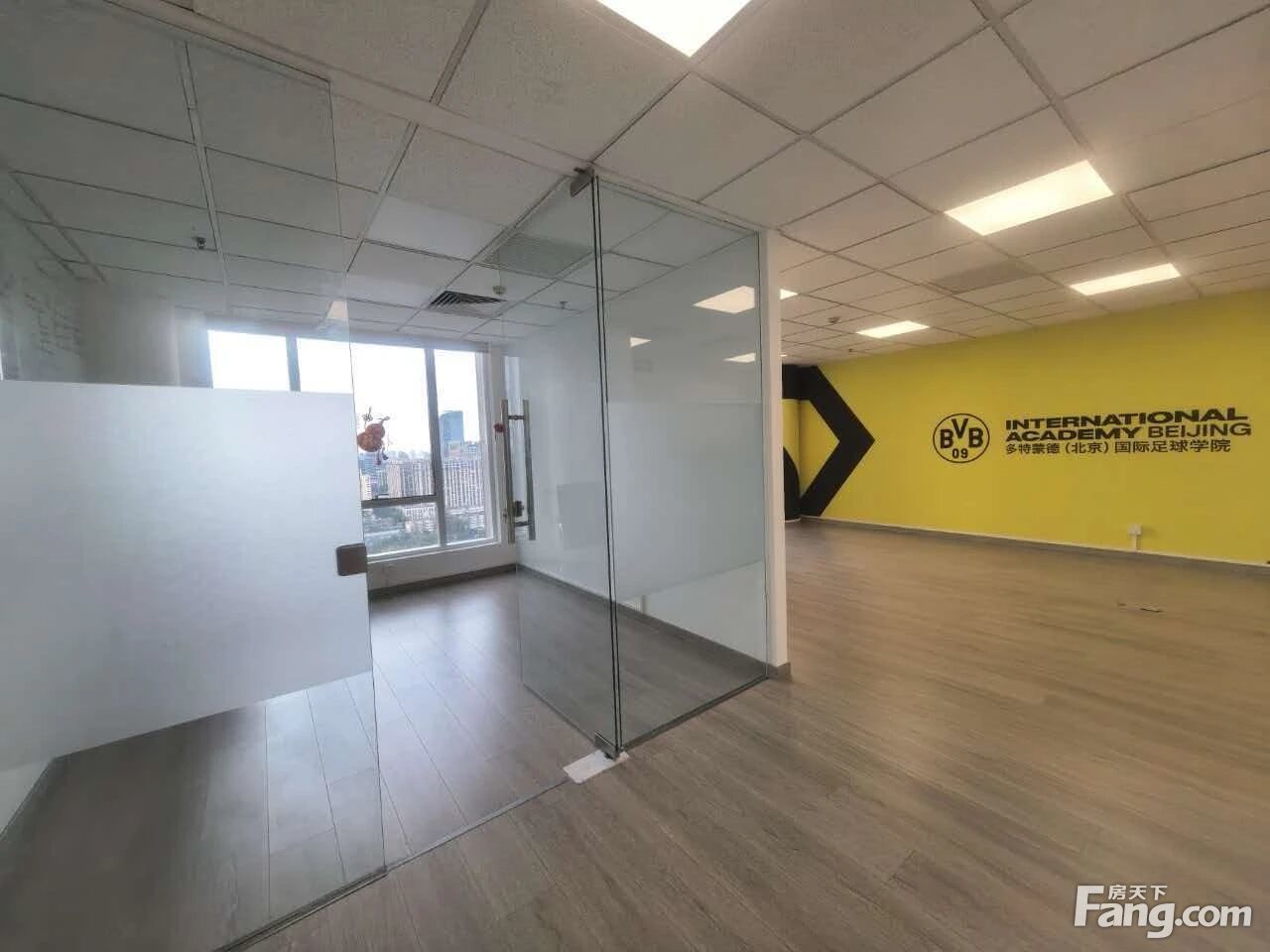 东三环呼家楼地铁 万通中心89平精装遗留1隔间+10工位出租