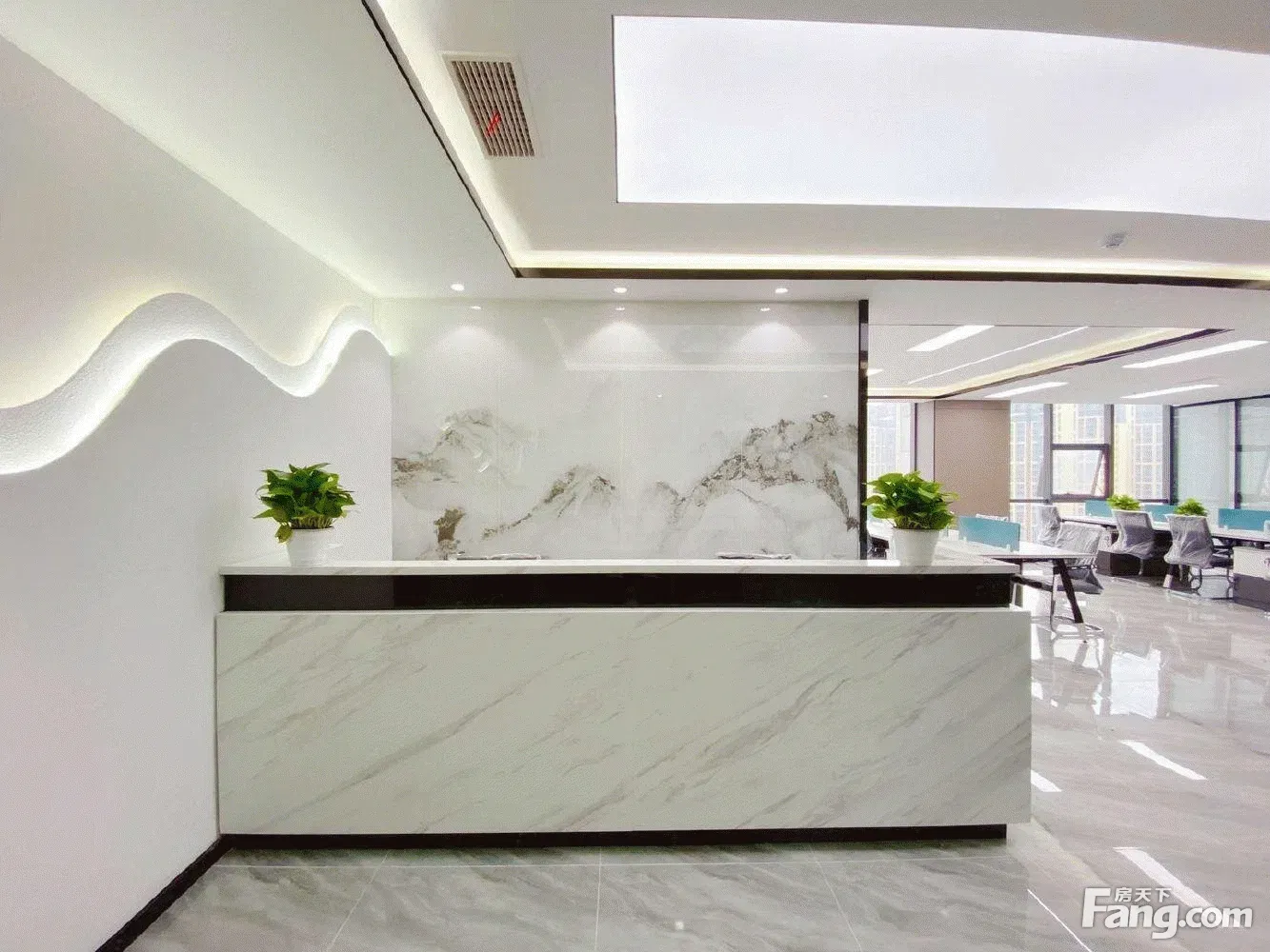 龙潭立交 三环旁 双采光(4隔间30工位)前台加大气老板室