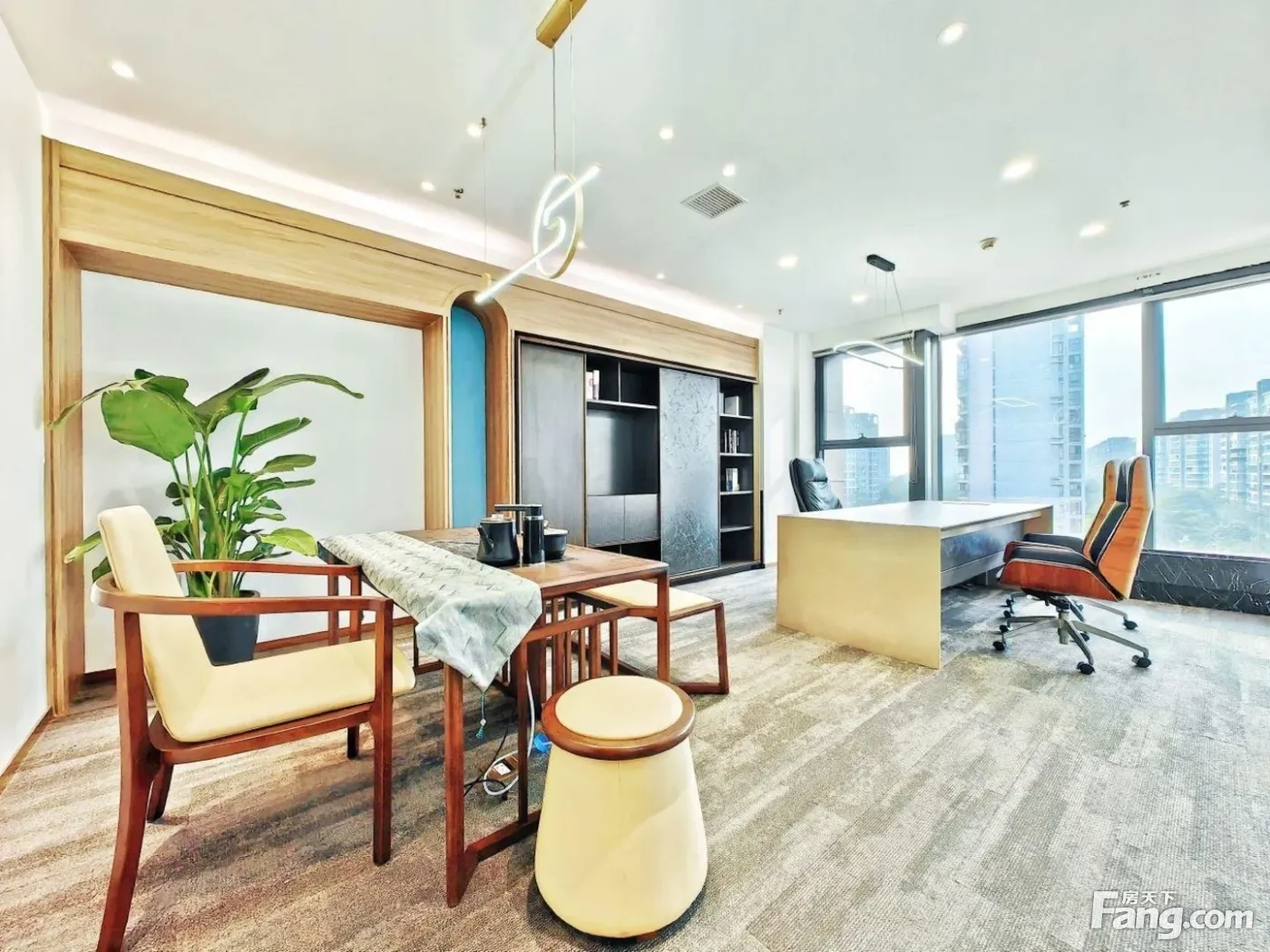 地铁口!超甲华商接待小户型!超大老板室!4隔间品质现房金融城