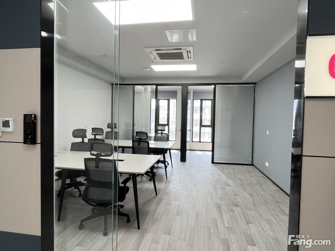沪港国际 近徐家汇精装修拎包入住 小型办公室87平米