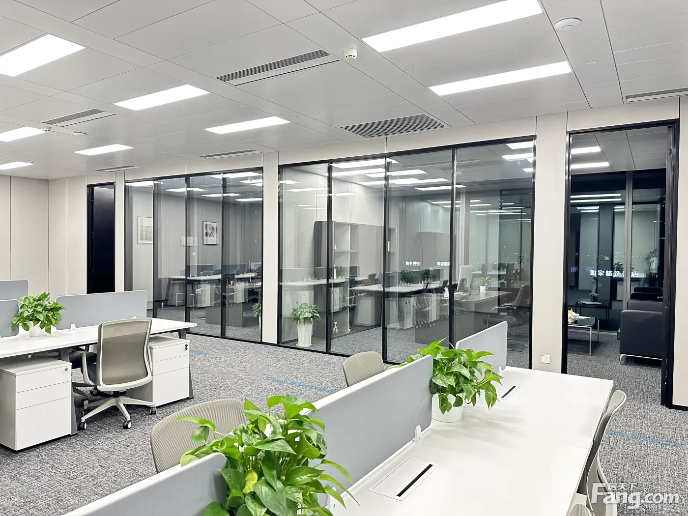 租金含除了电费其他全含物业也包500平电梯口双面采光超甲品质