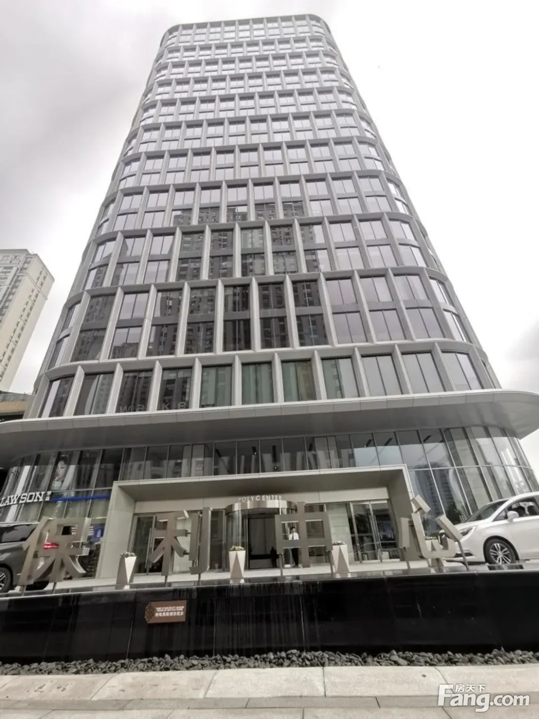 保利中心 新塘路地铁口 该房源正对电梯口 西南朝向双面采光