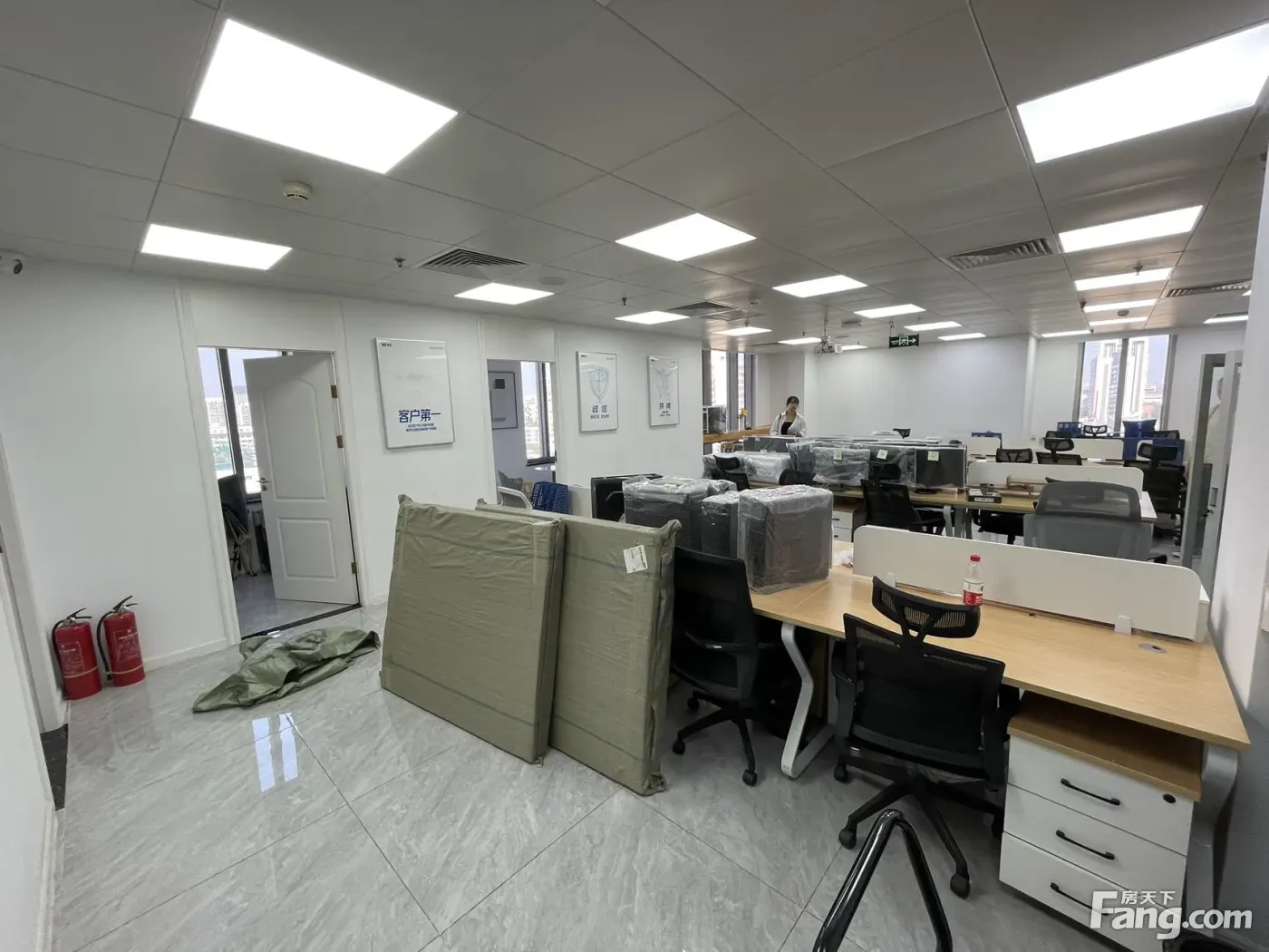 天莲大厦业主直租383平米遗留精装修正对电梯间