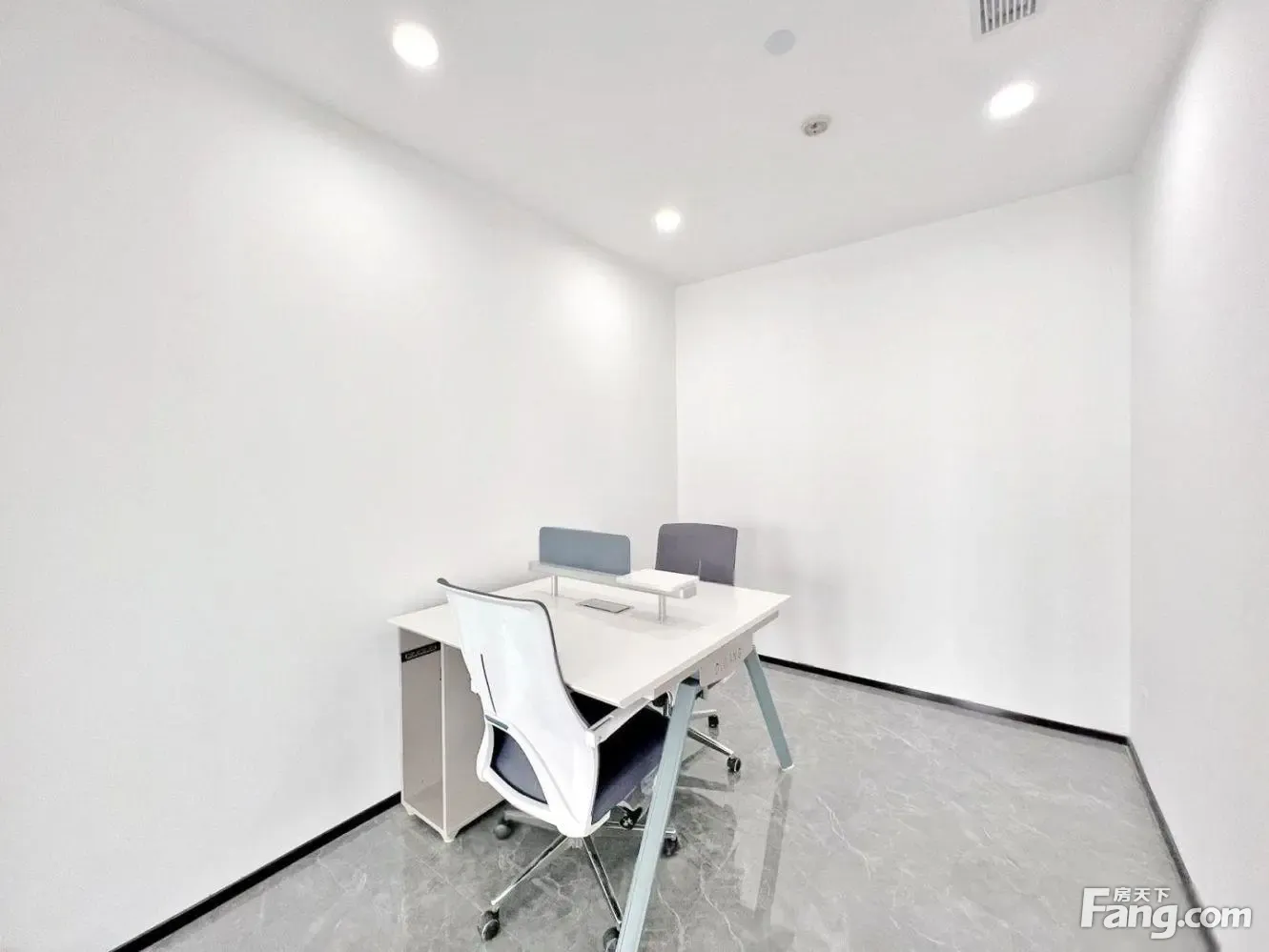 地铁天府新区品质楼宇!特价可定制5隔22工位红星美凯龙