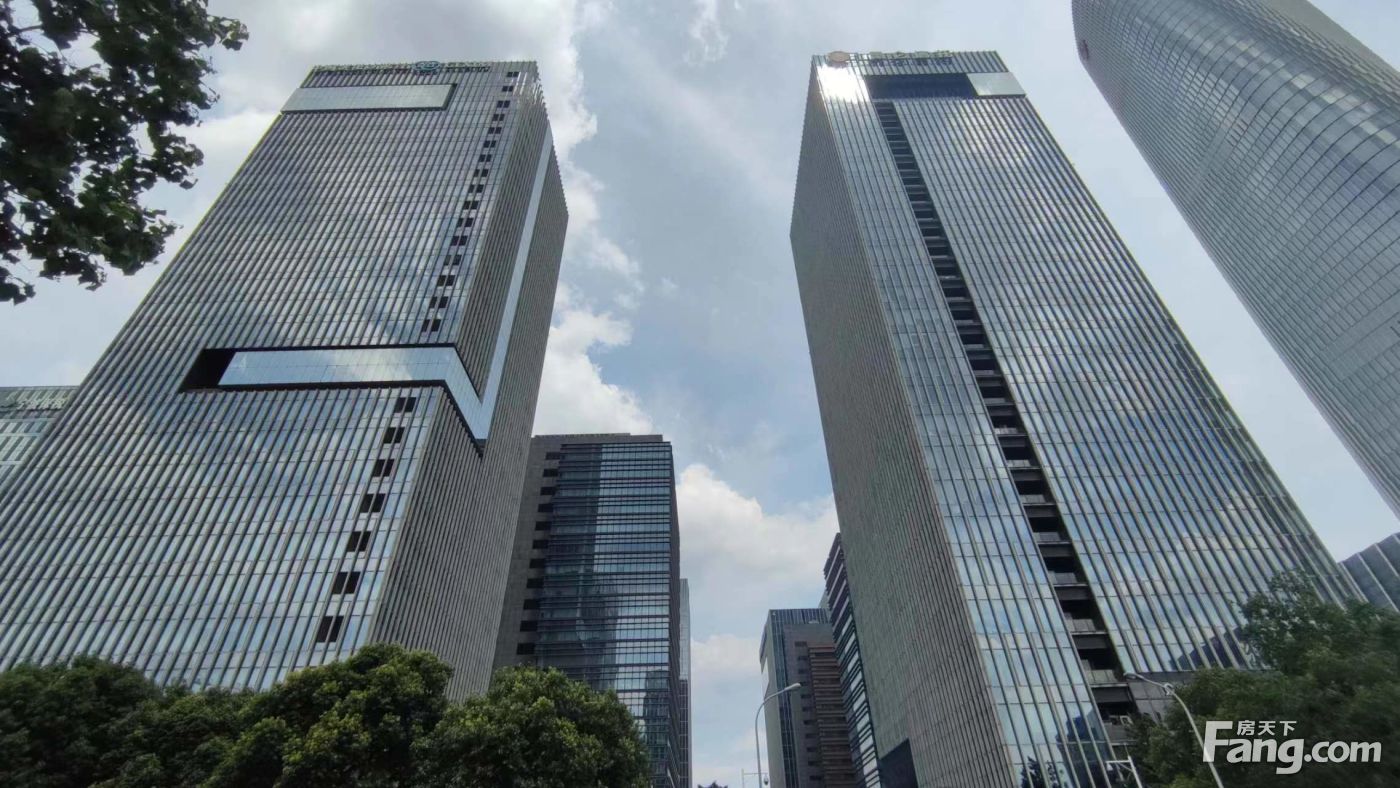 东部新城CBD中心 国际金融中心419平,6隔间,带小阳台