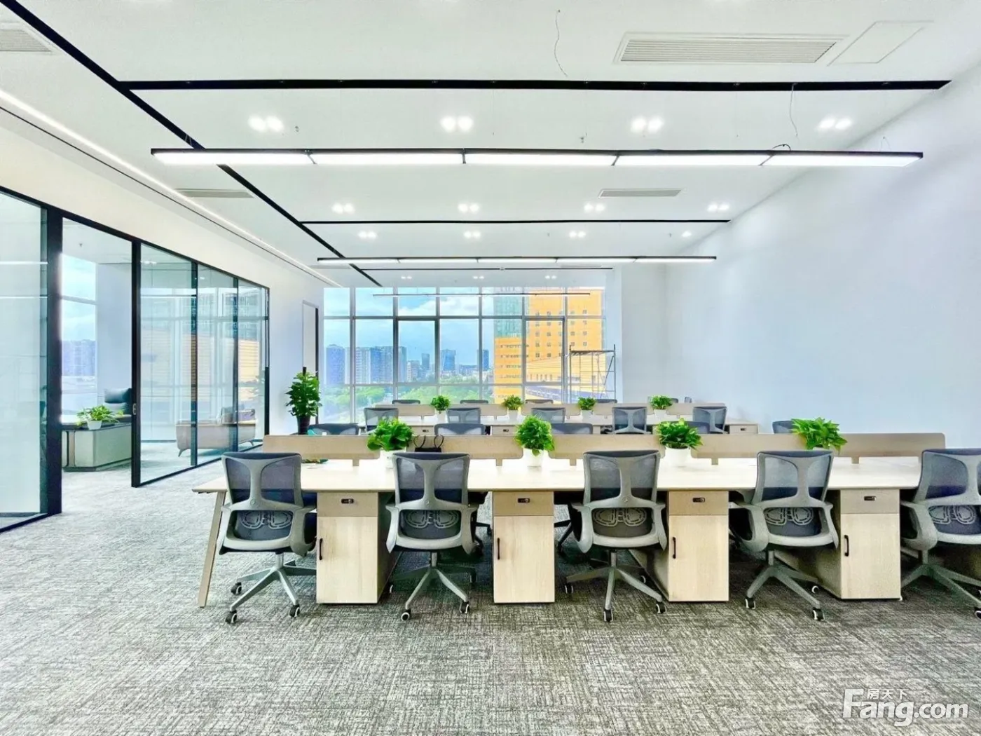 二街新盘特价!月牙湖景现房!5隔间30工位 高新税务局旁