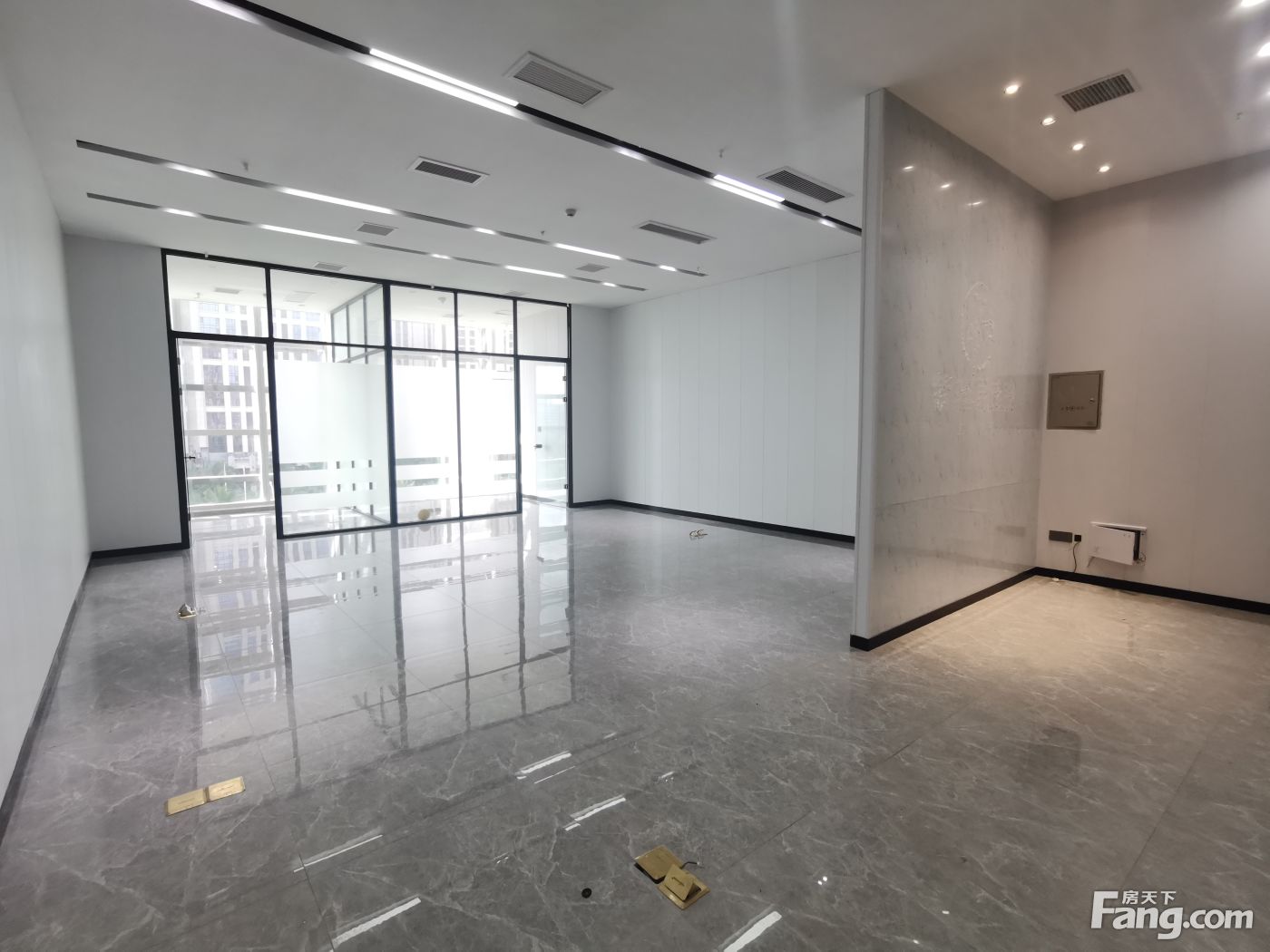 海南大厦136平精装,2隔间,高楼层,适合小型企业入驻办公