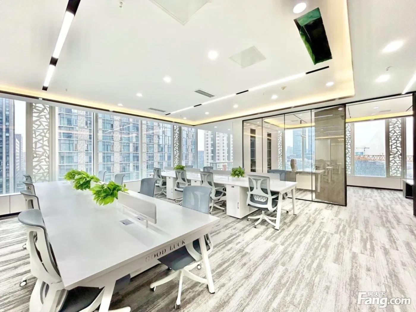 中和板块·地铁口!电梯口·双面采光丨5隔间38工位·无加时费