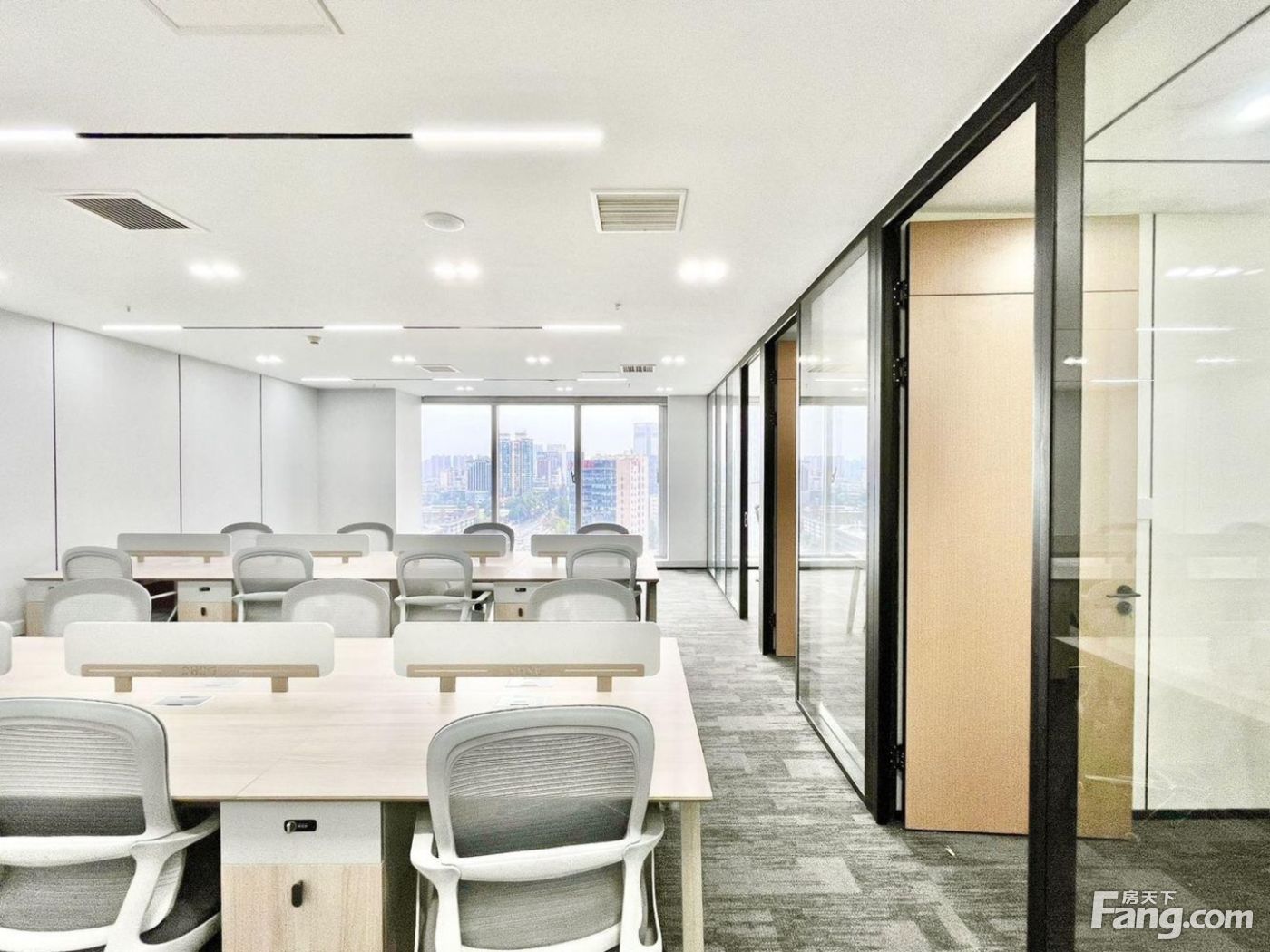 地铁口新装小户!3隔间20工位丨上下班电梯不打挤丨汇日央扩