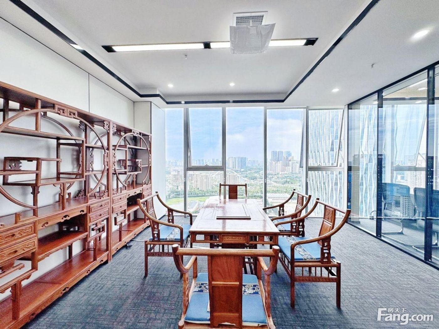 三色路临江楼盘丨3隔间12工位丨高区视野正朝南无遮挡 带家具