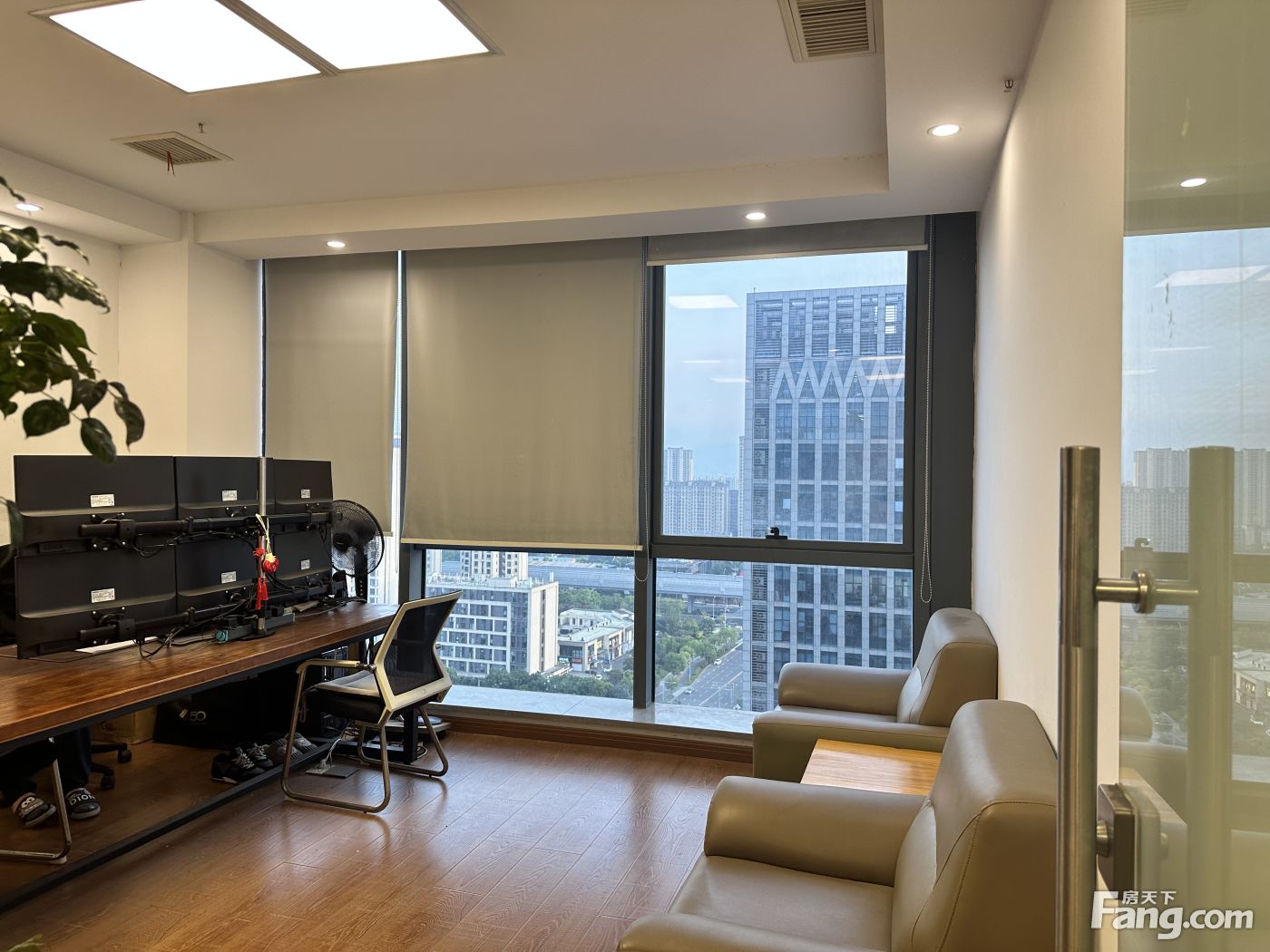 南部商务区地铁旁高区电梯口258平三隔间单价1.7恒业大厦