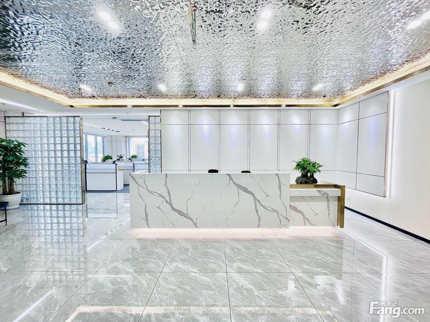 免佣!前锋路双地铁 正对电梯口 9隔间50卡位 财富又一城!