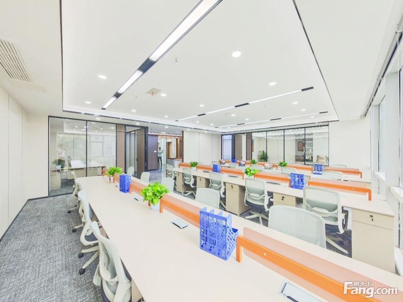 三线交通地铁口!24H空调 4隔间30工位!现代商务风