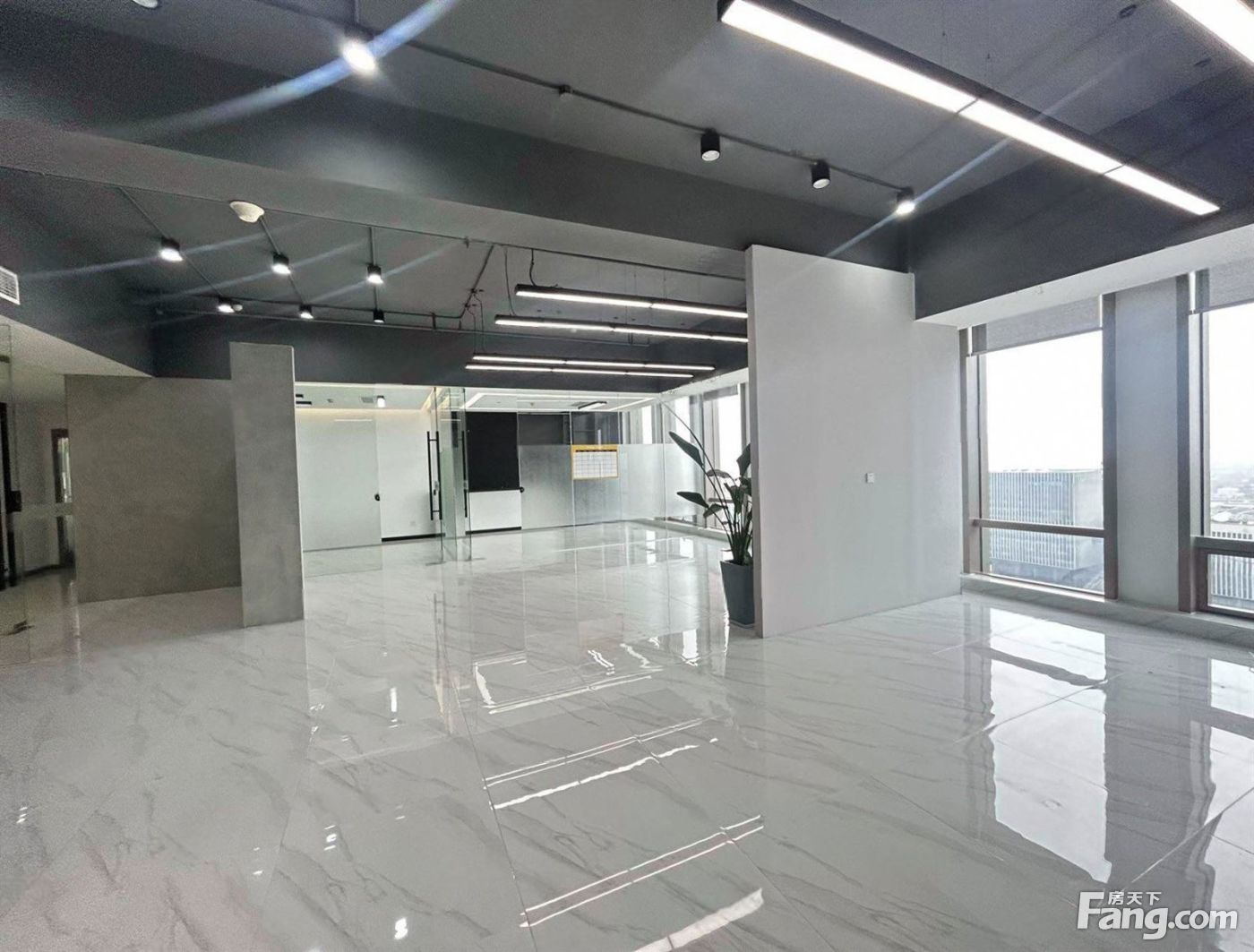 地铁口智慧园深蓝大厦190平米江景房电梯口户型好采光强