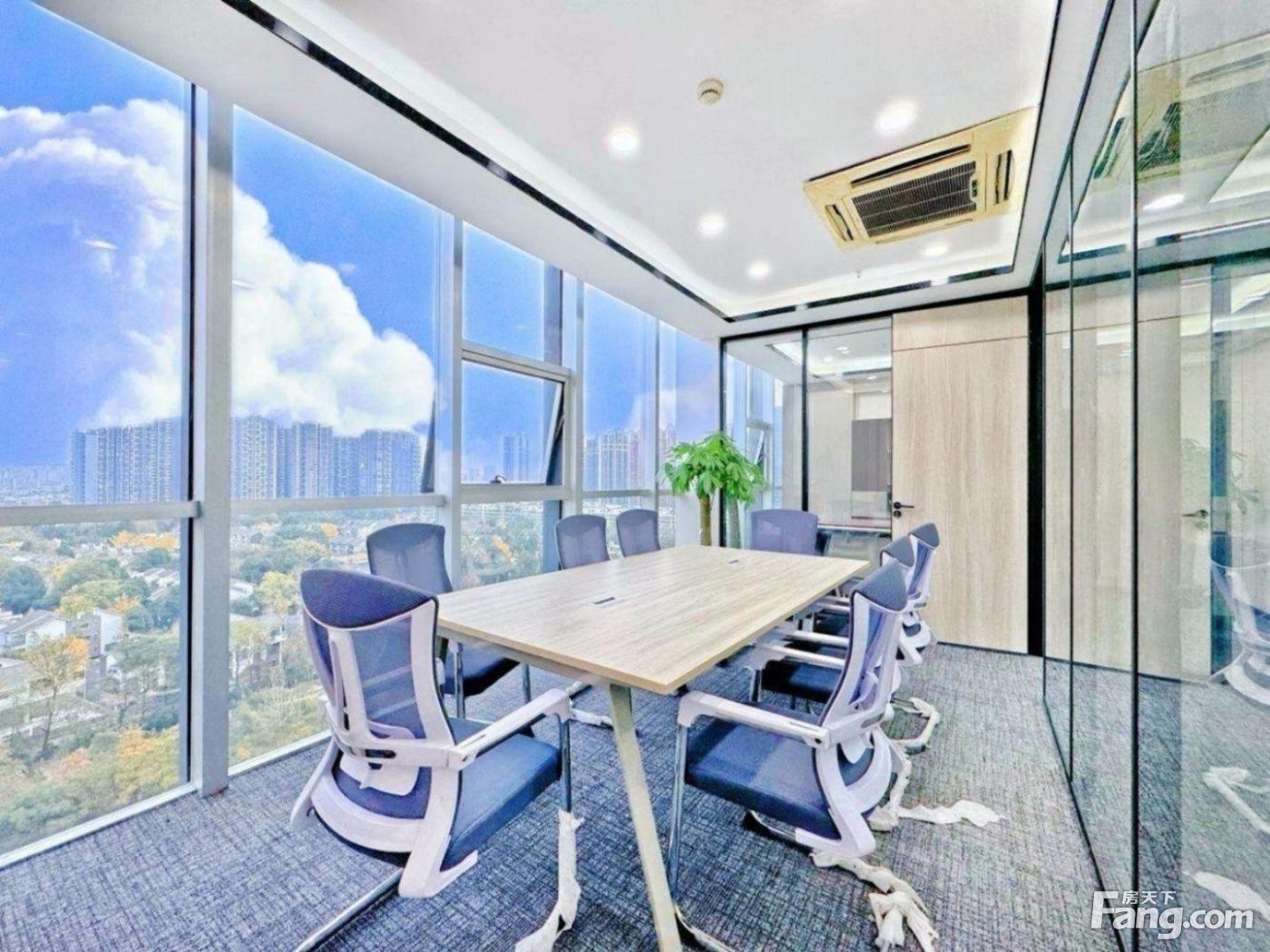 骑龙地铁口(168平4隔间12工位带前台)交通便利好招人