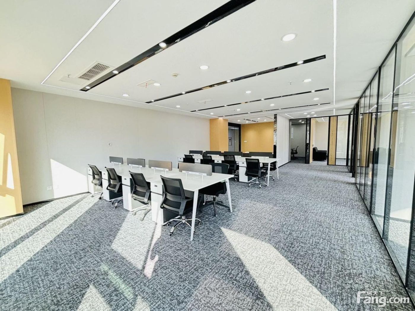 中坝地铁口! 5隔间24工位电梯口户型丨24H空调无加时费