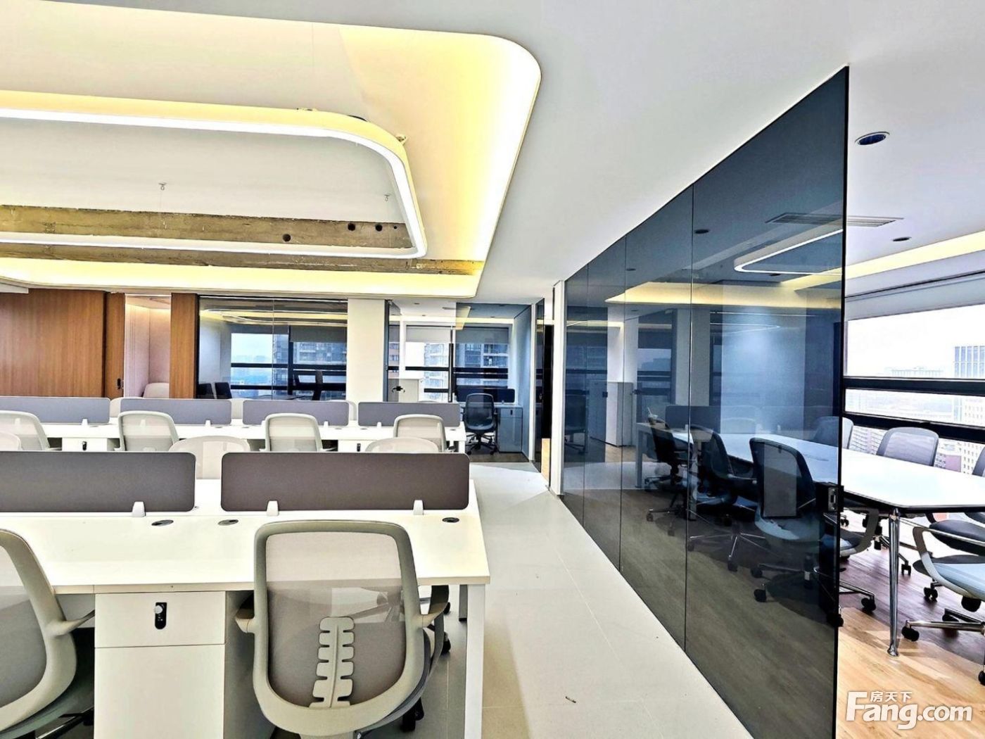 免租期6个月!民用水电丨电梯口4隔间20卡位丨九眼桥江景房