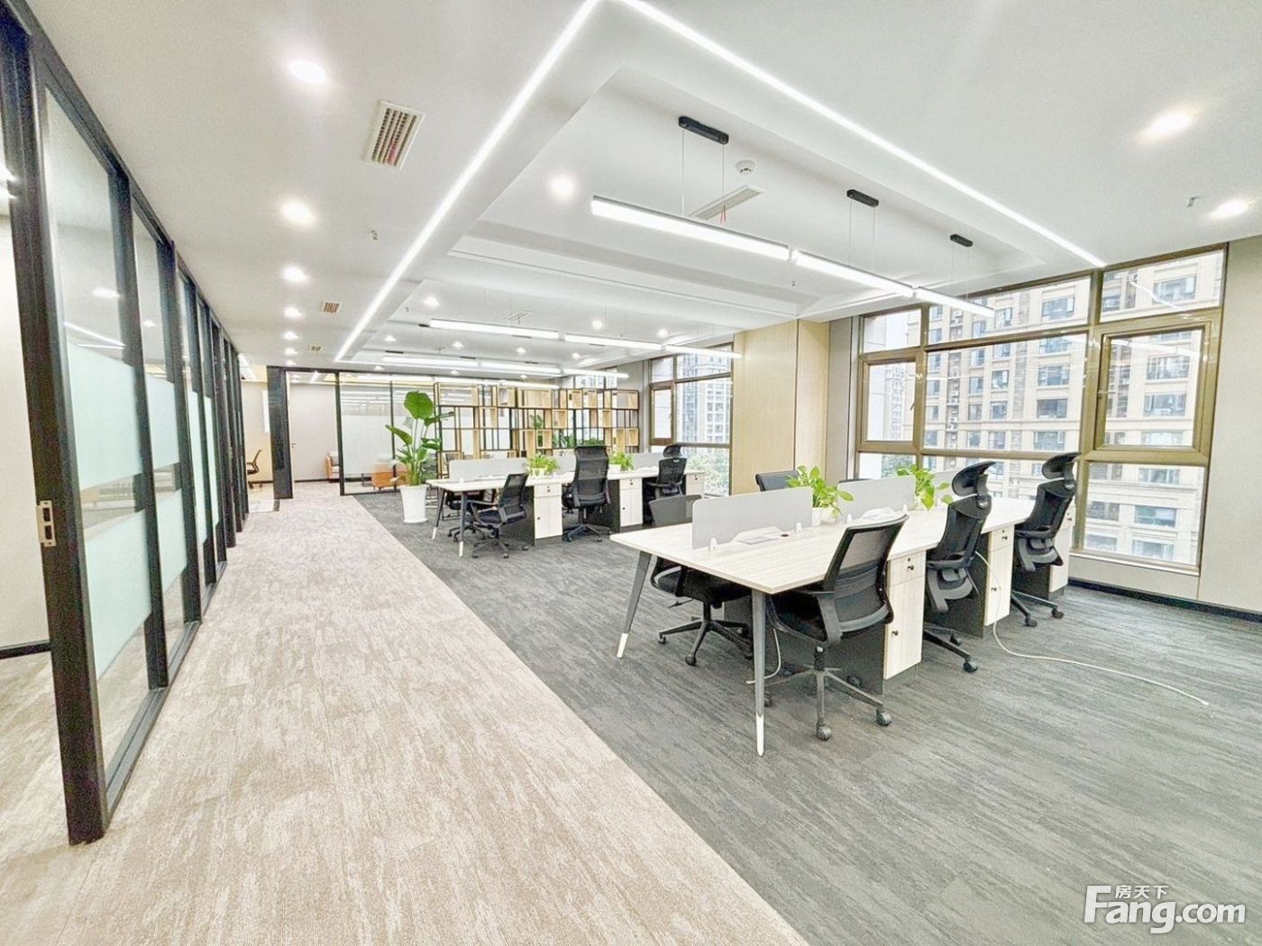 武青南路双地铁丨电梯口接待好房!6隔间24工位丨24H空调