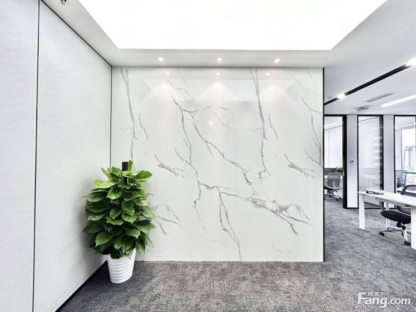 新都钟楼地铁口丨精装全齐正对电梯口丨免租1个月起丨业主直租