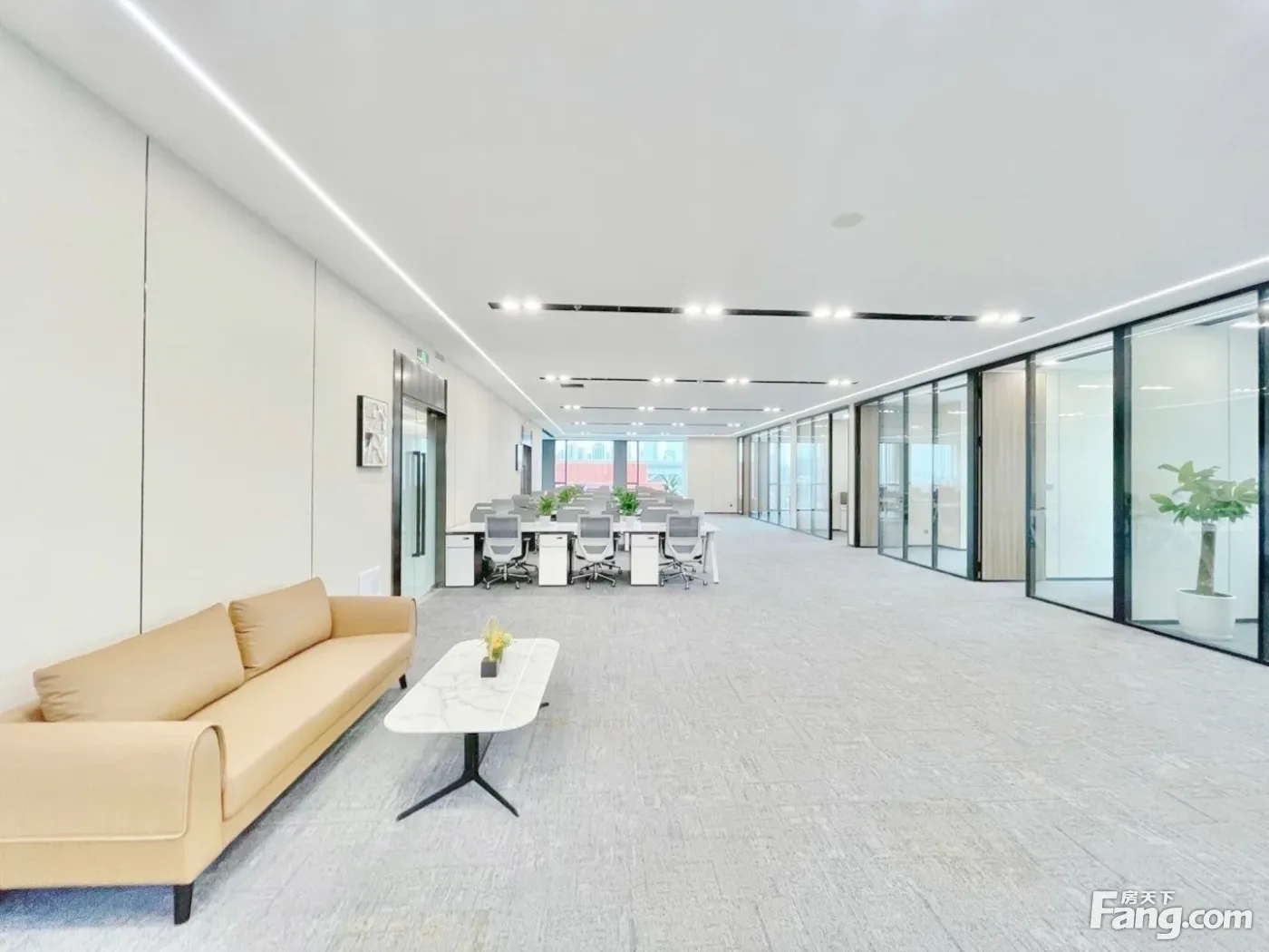 牛王庙双地铁口!双面落地采光丨豪装8隔间48工位!轻奢老板室