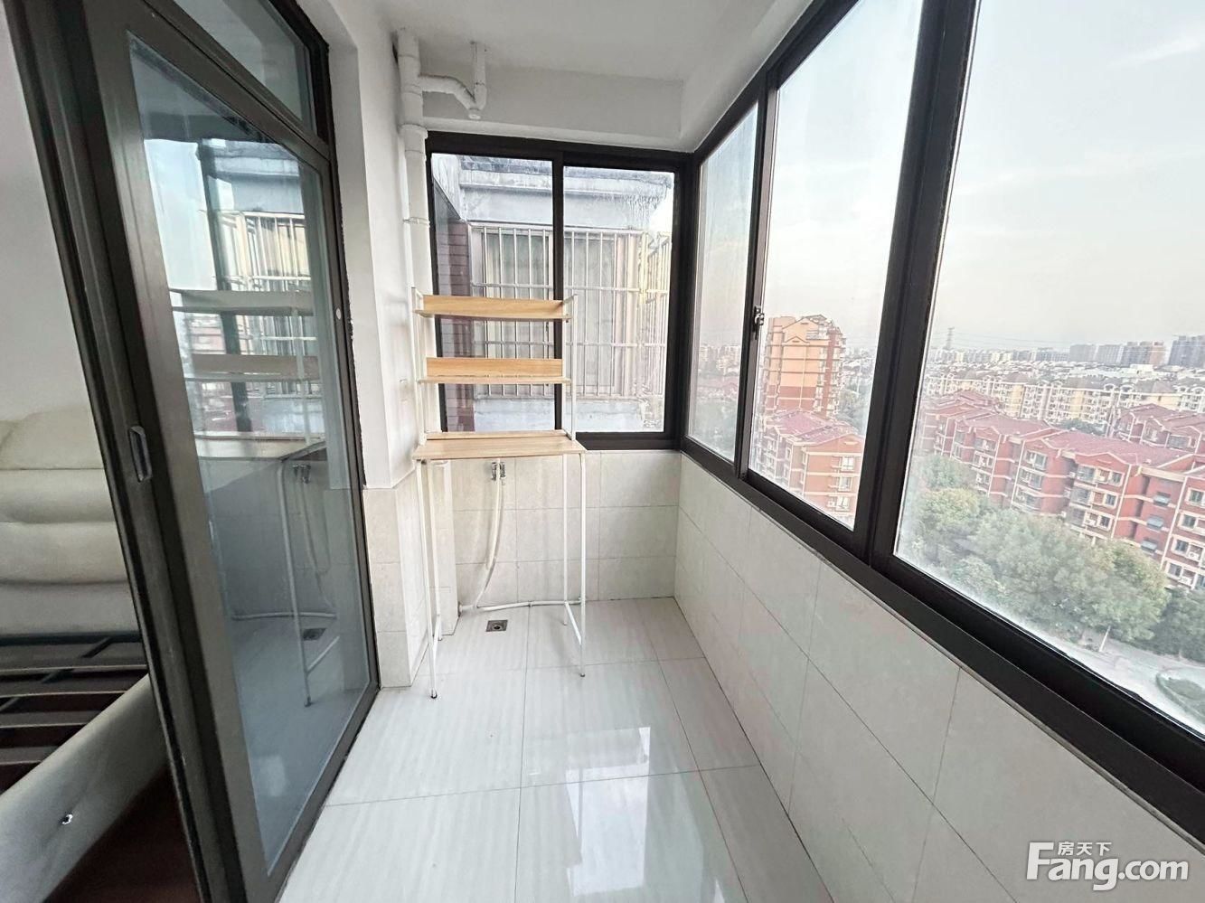 小上海新城,电梯复试出租,精装修,可以2房出租可以3房