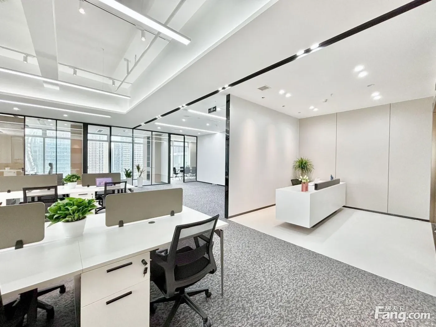 天府三街地铁口!双面采光4隔24工位!视野开阔!24H空调