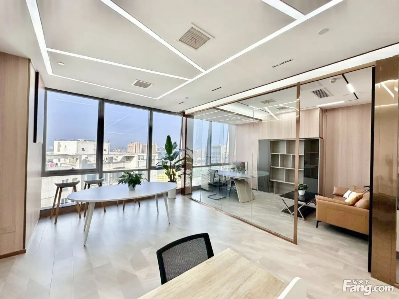 东门大桥!经典小户型,时尚装修!3隔间12工位,接待优选