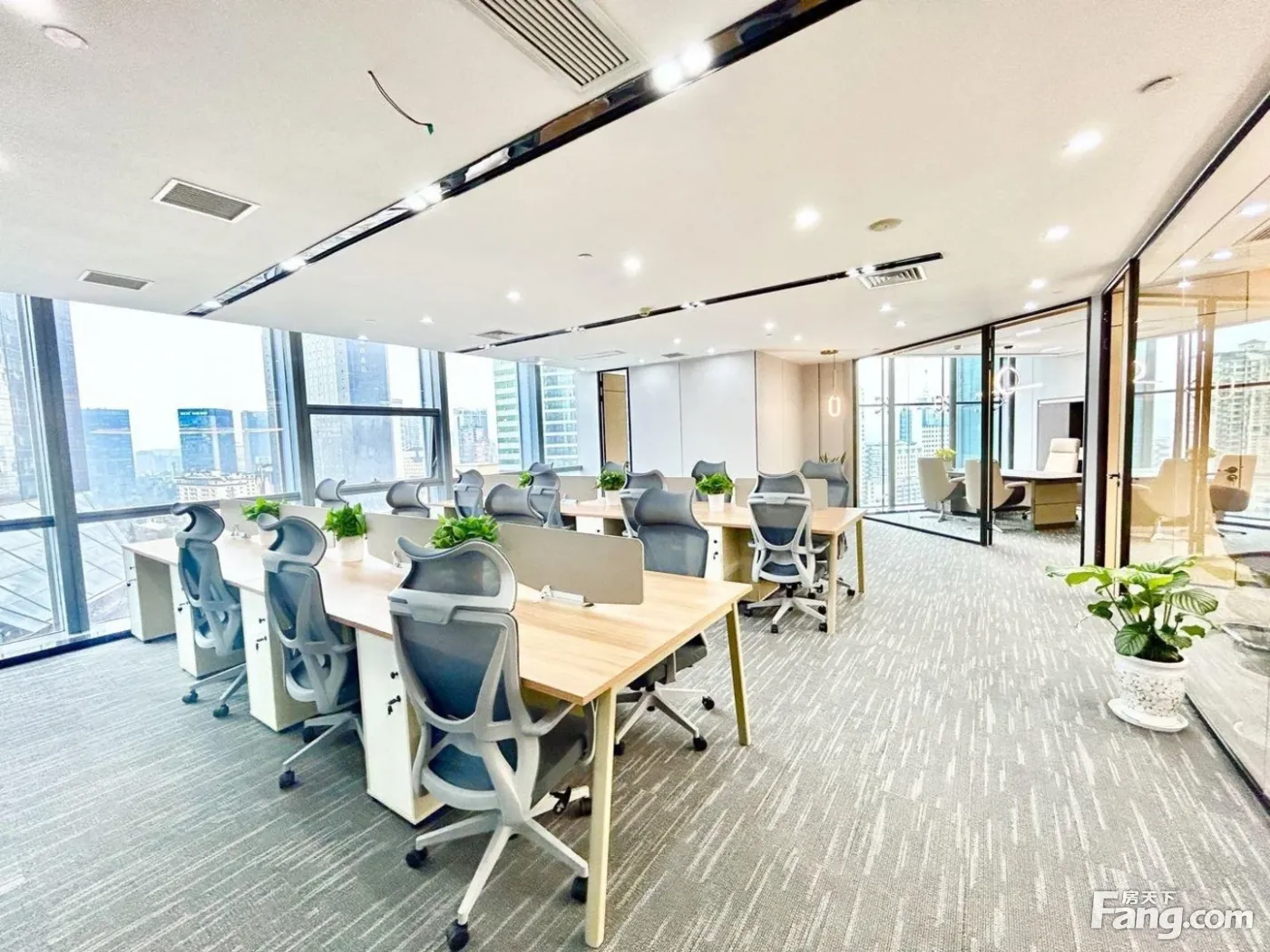 世纪城双地铁口丨精装4隔间18工位丨电梯口旁,昭示性强