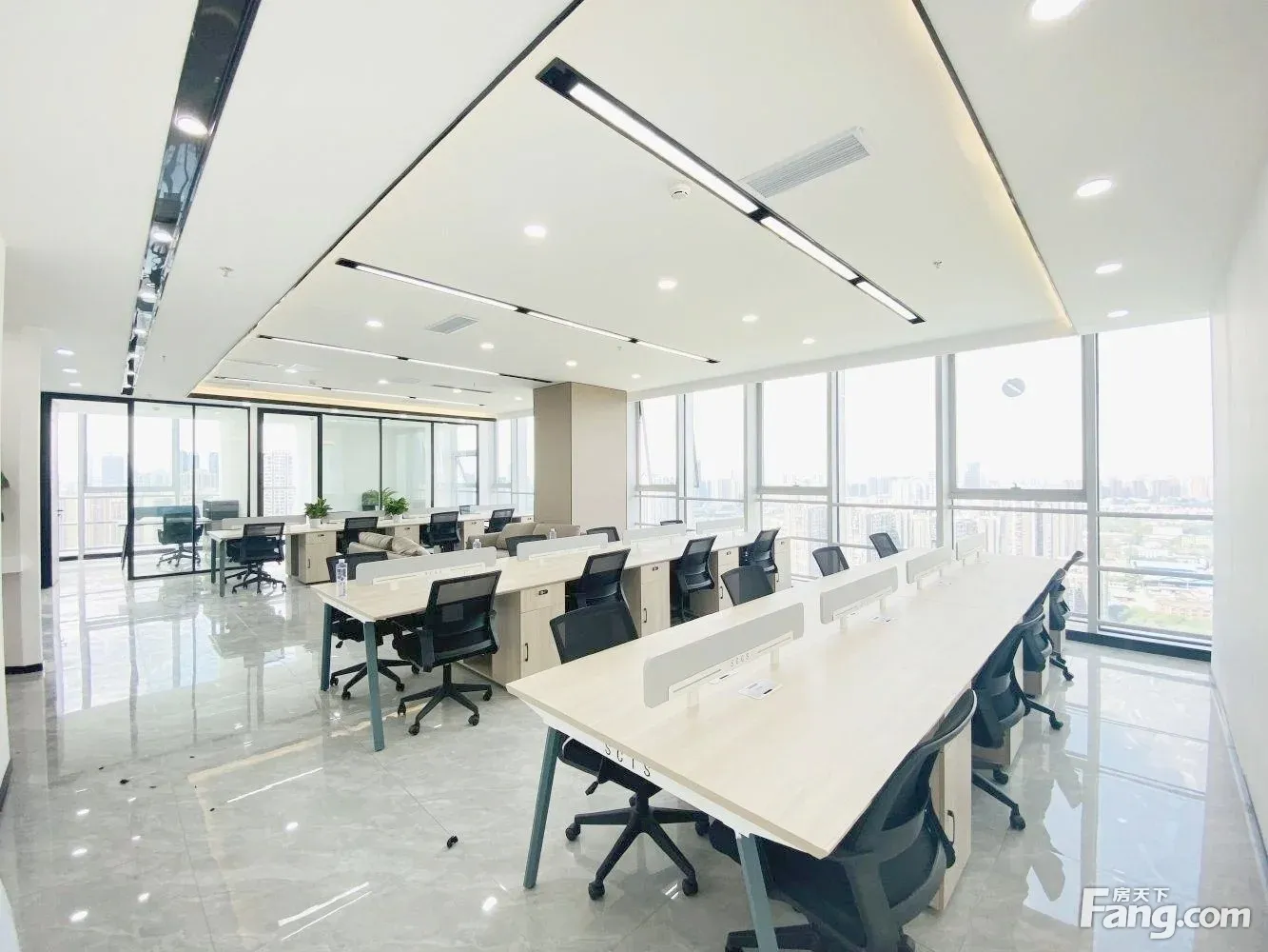 成华区地铁口丨5隔间24工位丨双面采光,赏无限风光丨商圈成熟