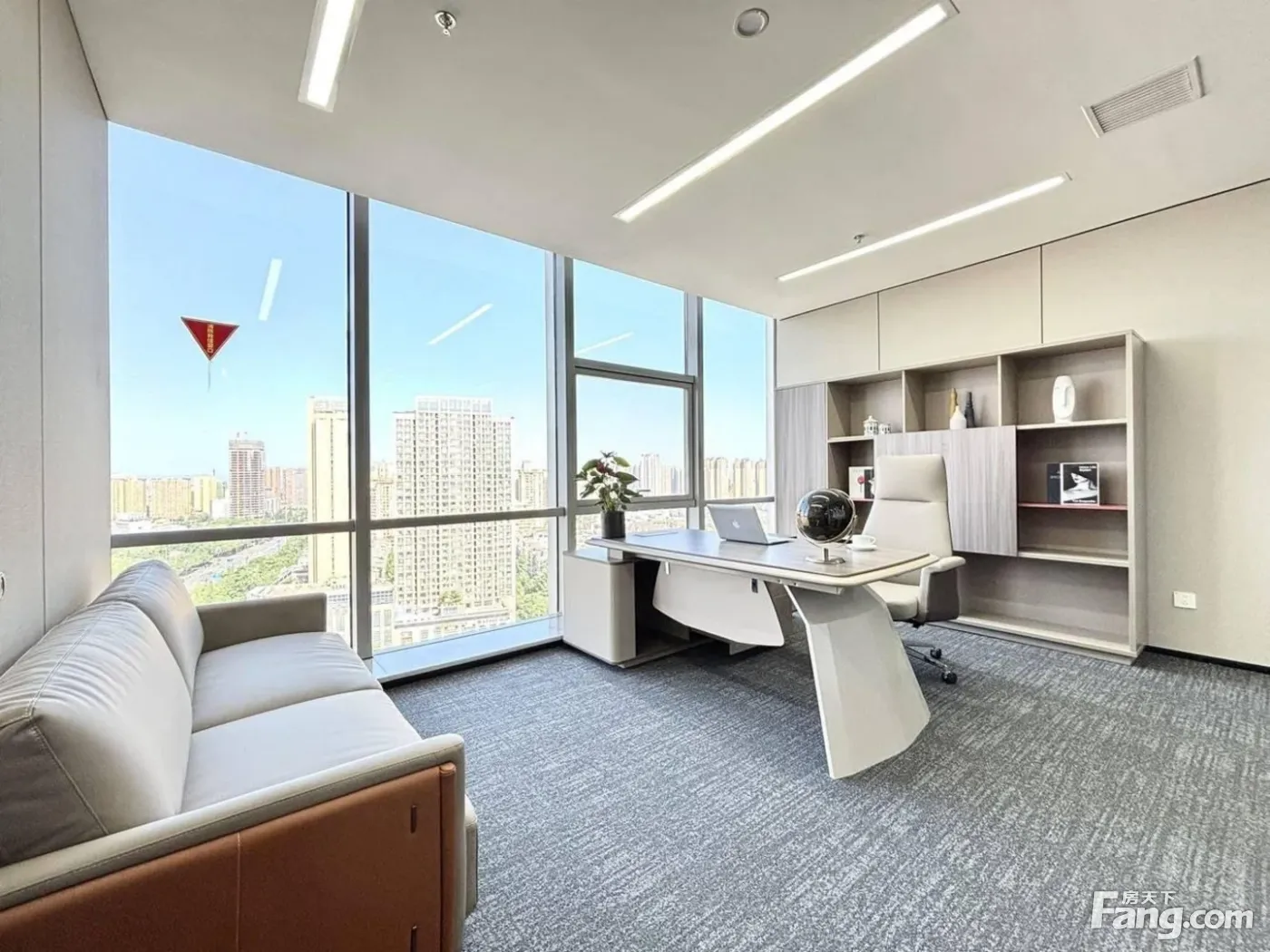 年中特惠价含税含物业 3隔间12工位轻奢简约风 随时看房