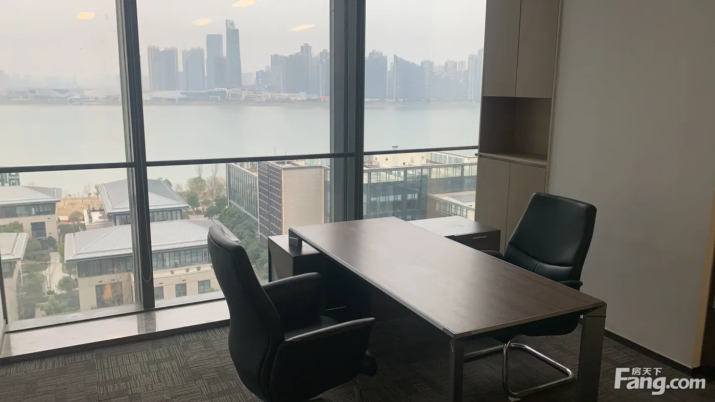 基金小镇旁丨正地铁口丨全江景丨轻奢风格丨6加40卡丨润和湘江