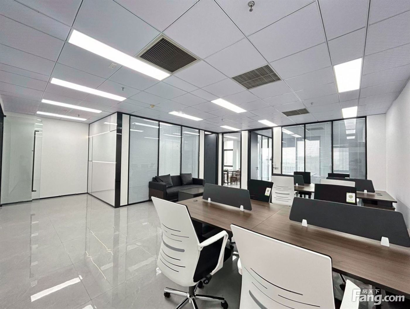 紧邻东部 轿辰大厦全新装修165平 朝南 三个隔间 领包入住