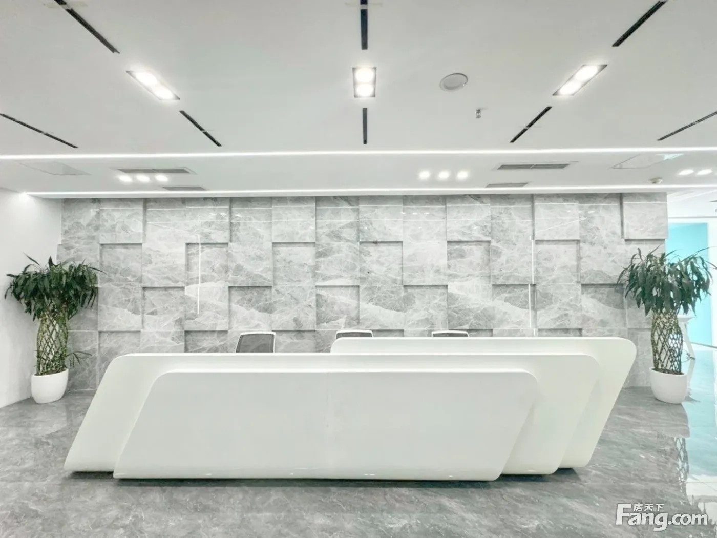 电梯口超大气前台!特价35·全屋地砖丨7隔间50工位丨带机房